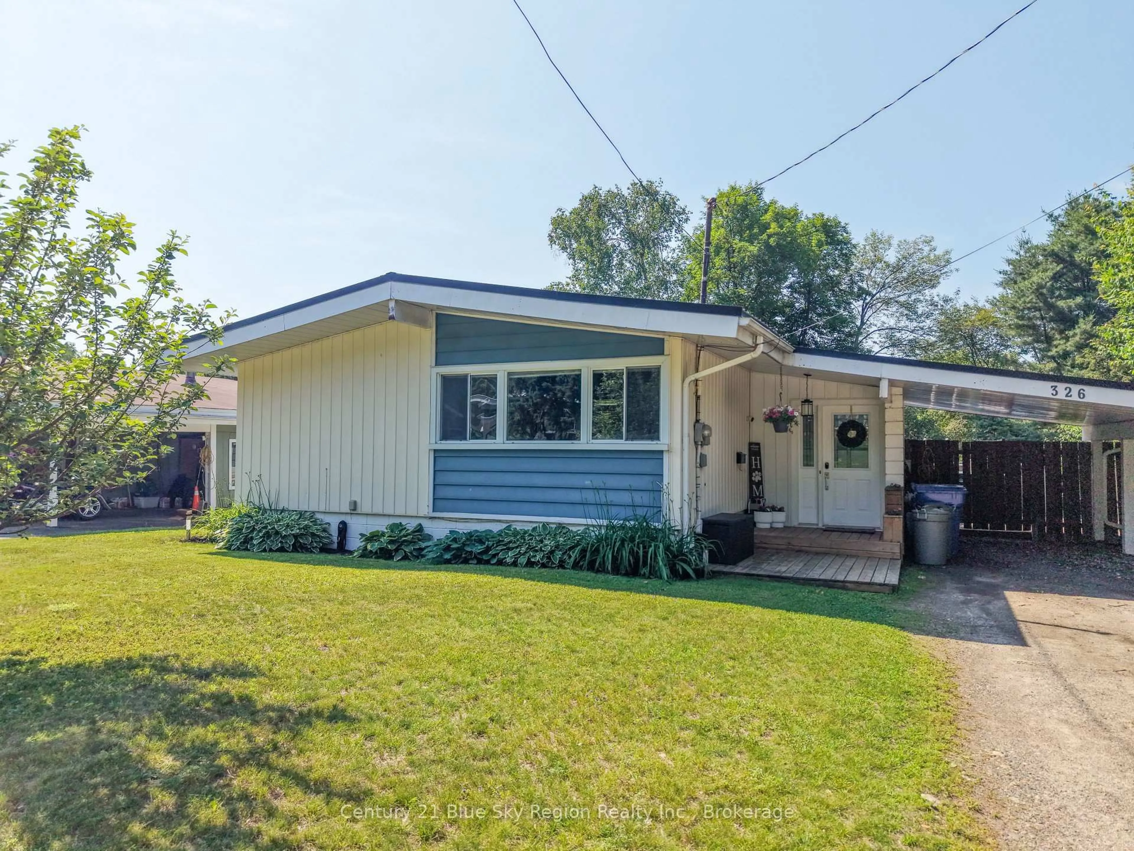 Home with vinyl exterior material, street for 326 Leonard St, North Bay Ontario P1B 5K4