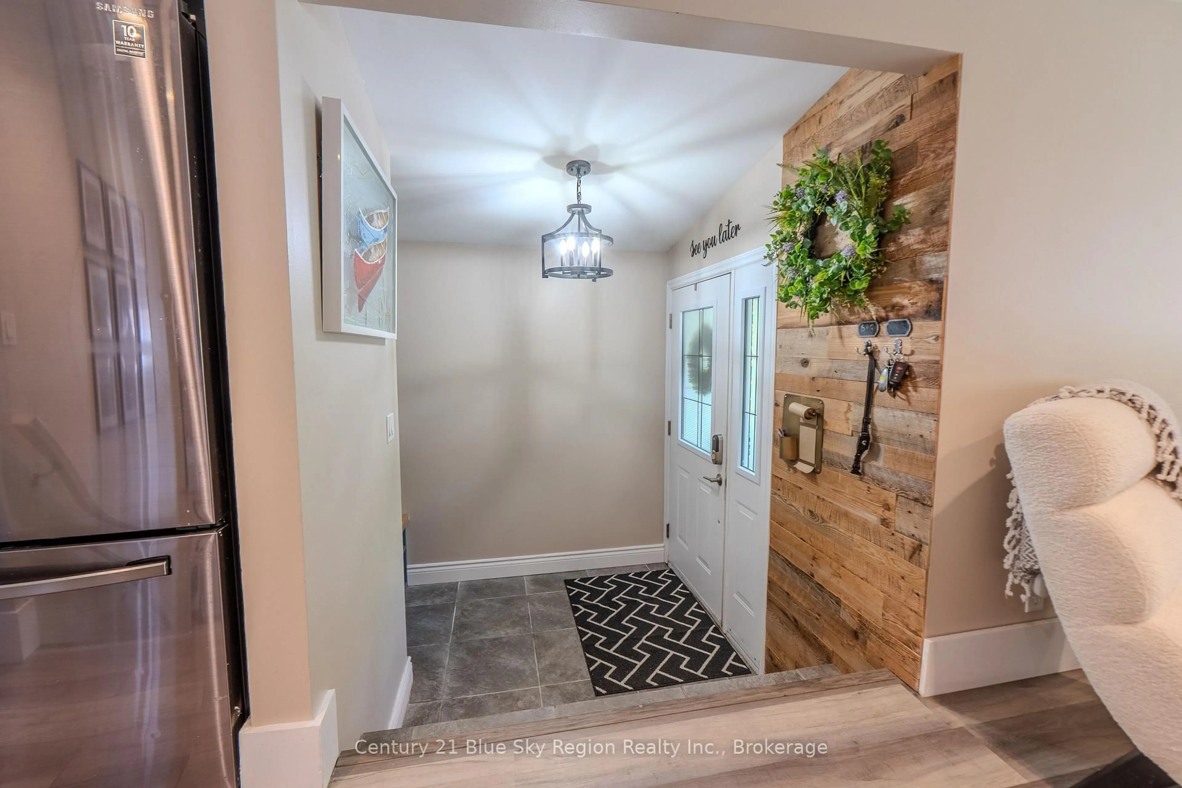 Indoor entryway for 326 Leonard St, North Bay Ontario P1B 5K4