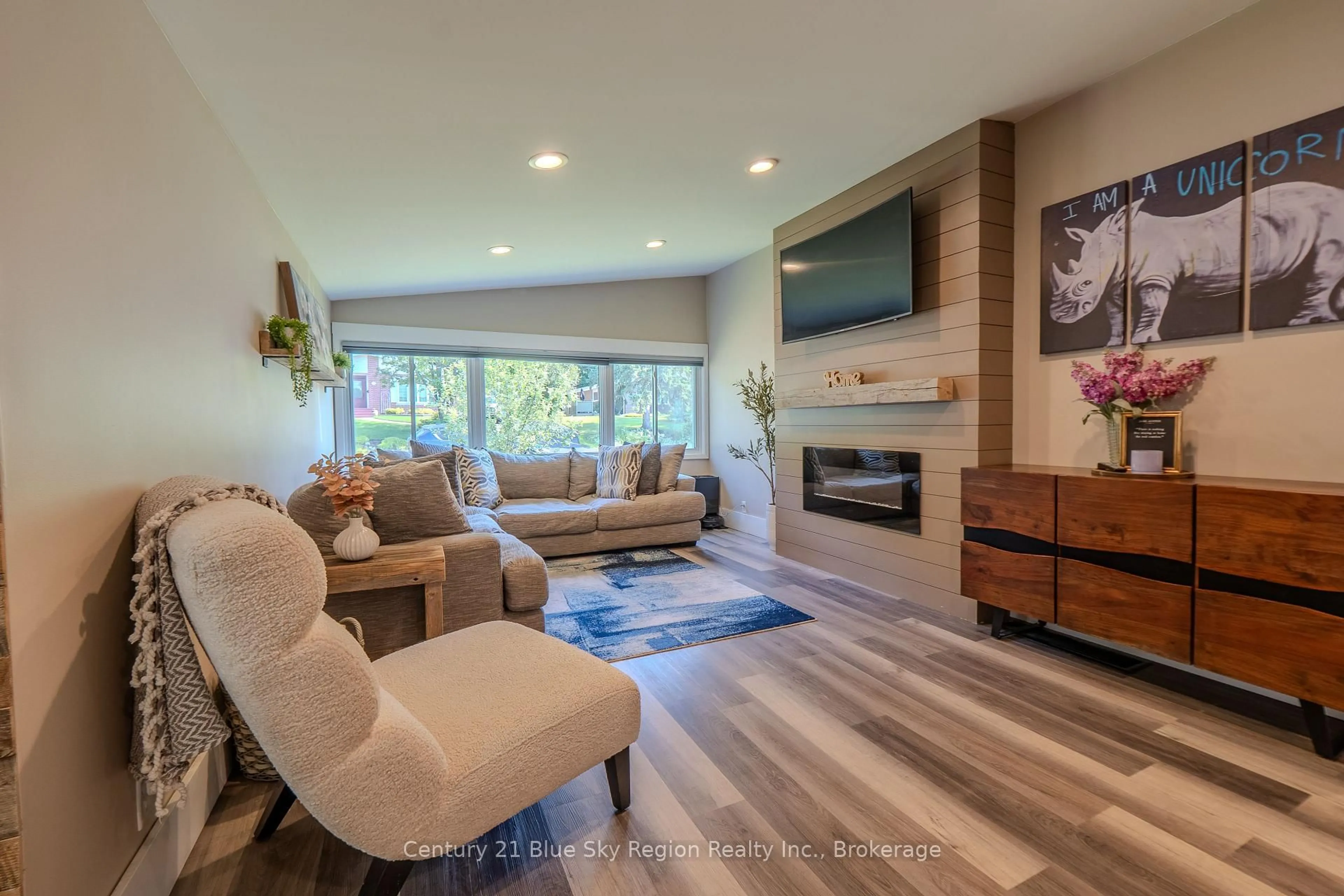 Living room with furniture, unknown for 326 Leonard St, North Bay Ontario P1B 5K4