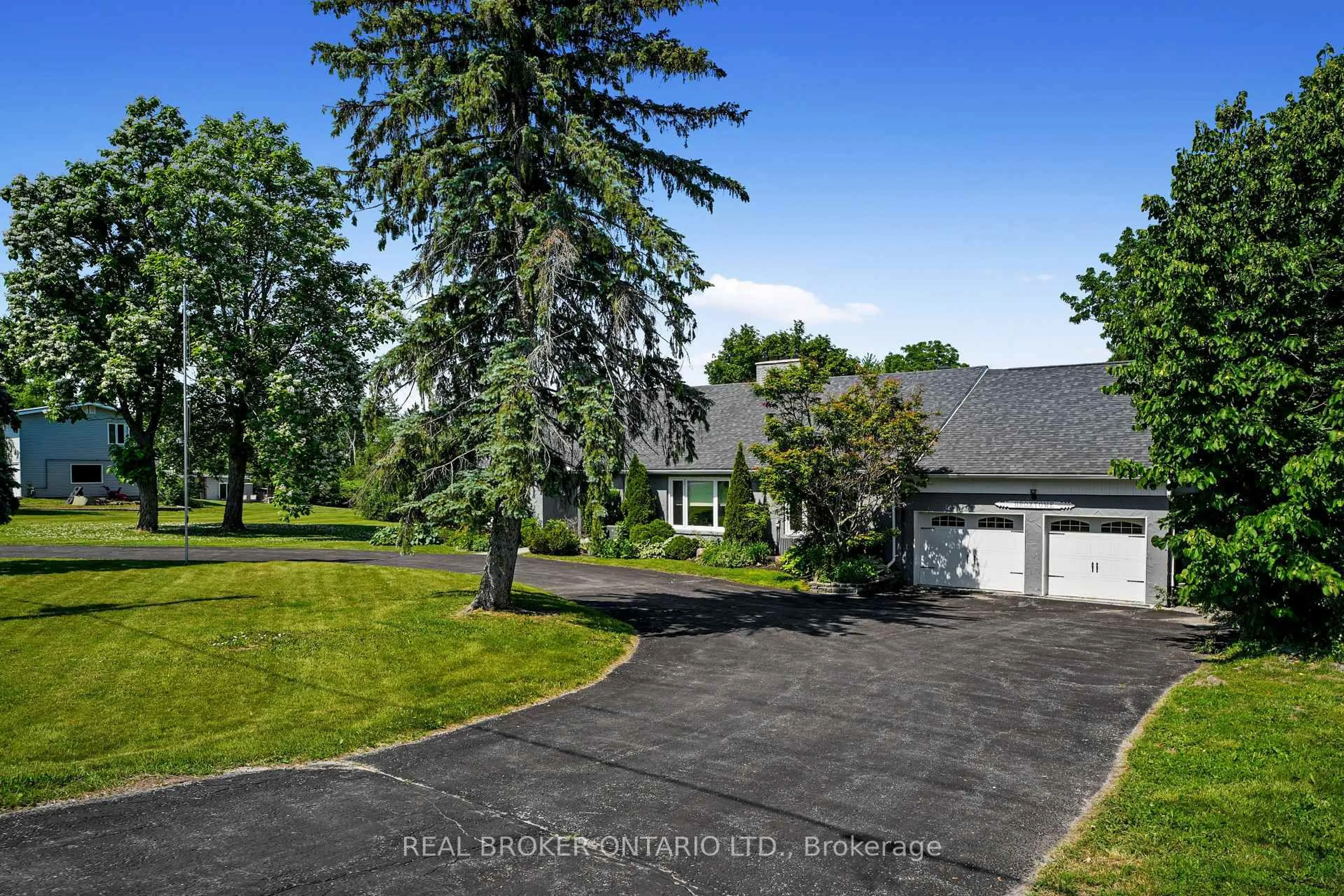 A pic from outside/outdoor area/front of a property/back of a property/a pic from drone, street for 1018 Ward St, Selwyn Ontario K0L 1H0
