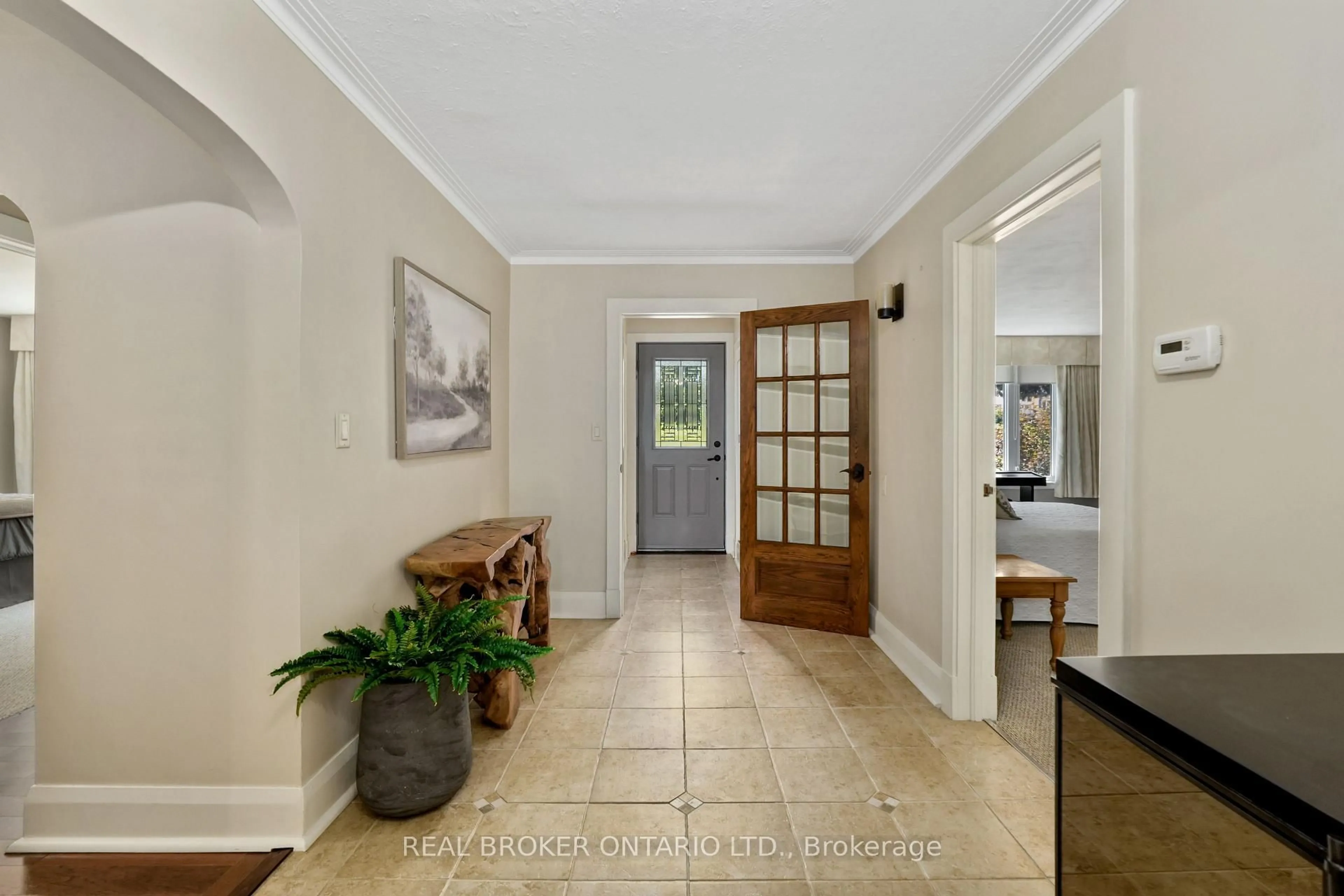 Indoor entryway for 1018 Ward St, Selwyn Ontario K0L 1H0