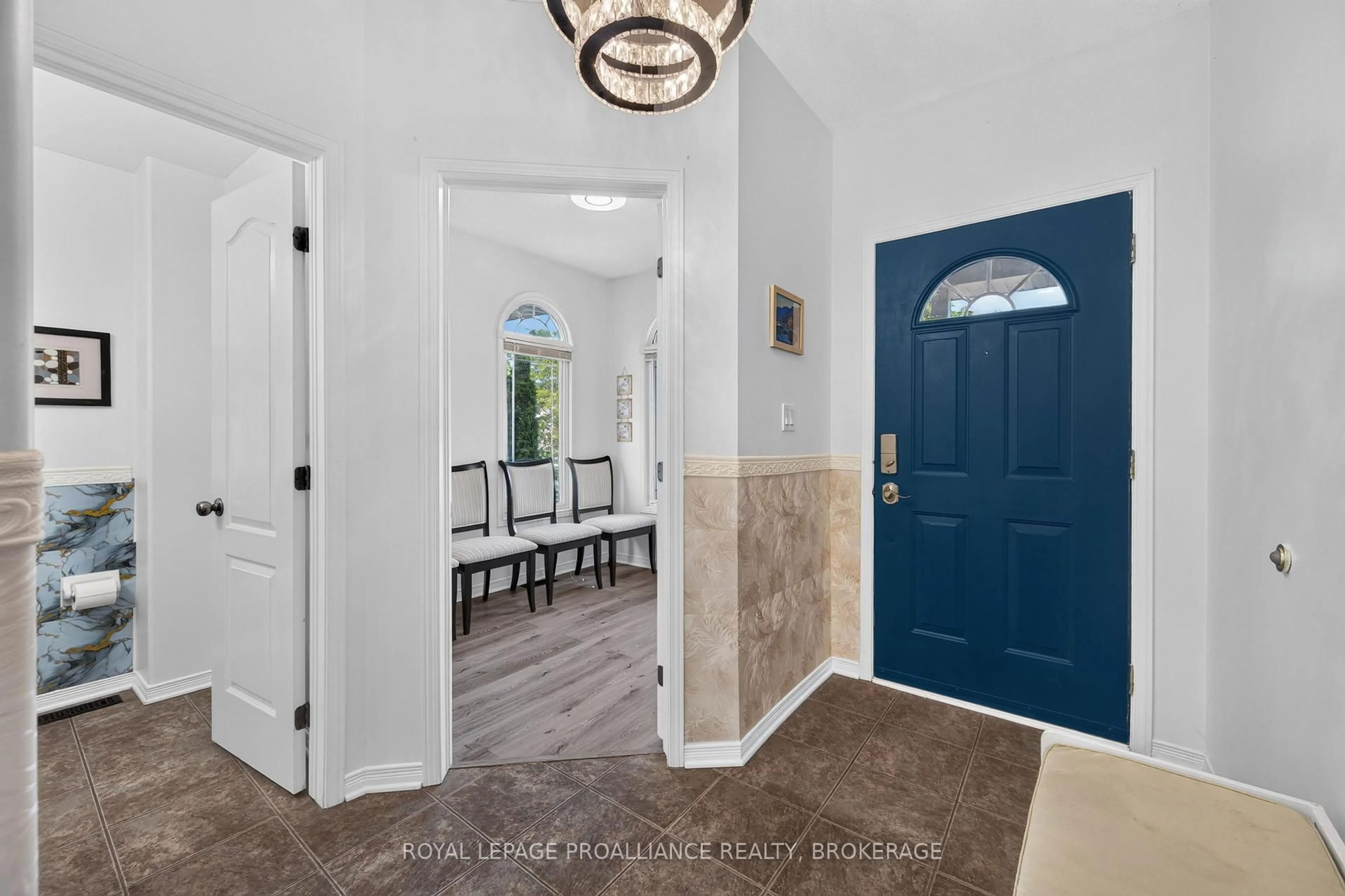 Indoor entryway for 445 Maureen St, Kingston Ontario K7K 7M2