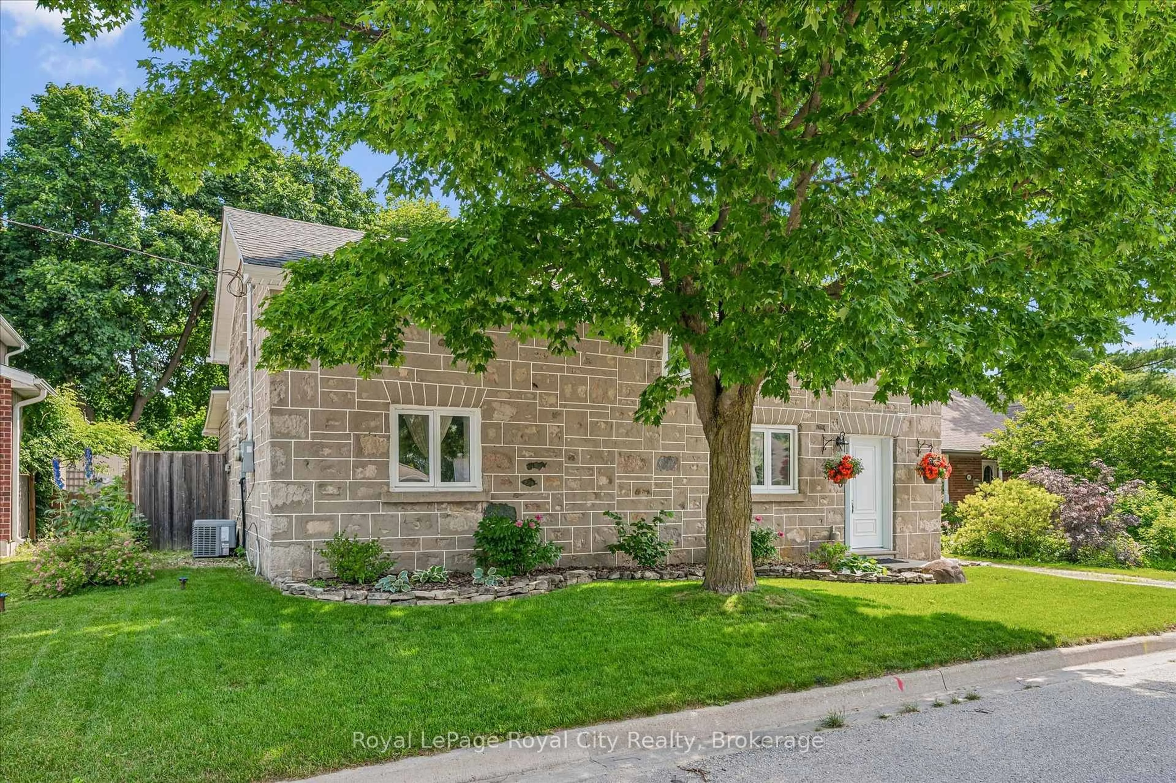 Unknown for 470 Perth St, Centre Wellington Ontario N1M 2S7