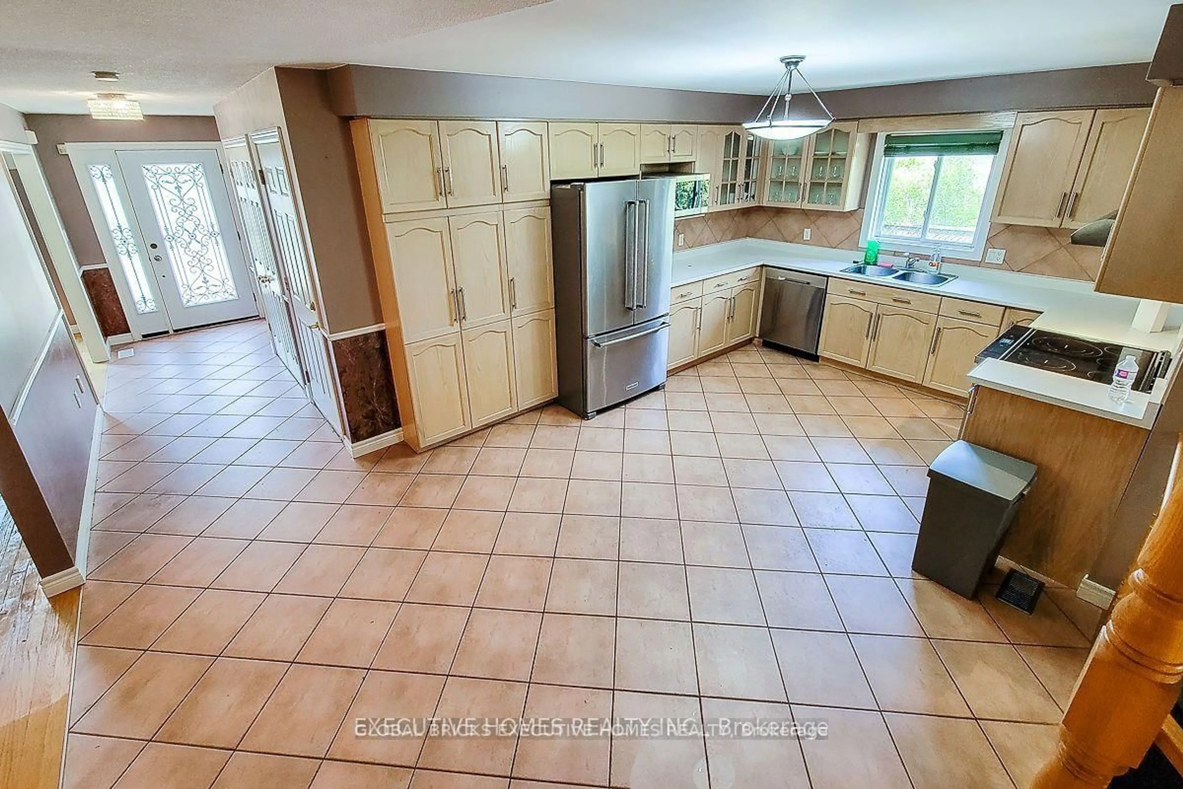 Open concept kitchen, ceramic/tile floor for 42 Richmond Cres, Hamilton Ontario L8E 5S9