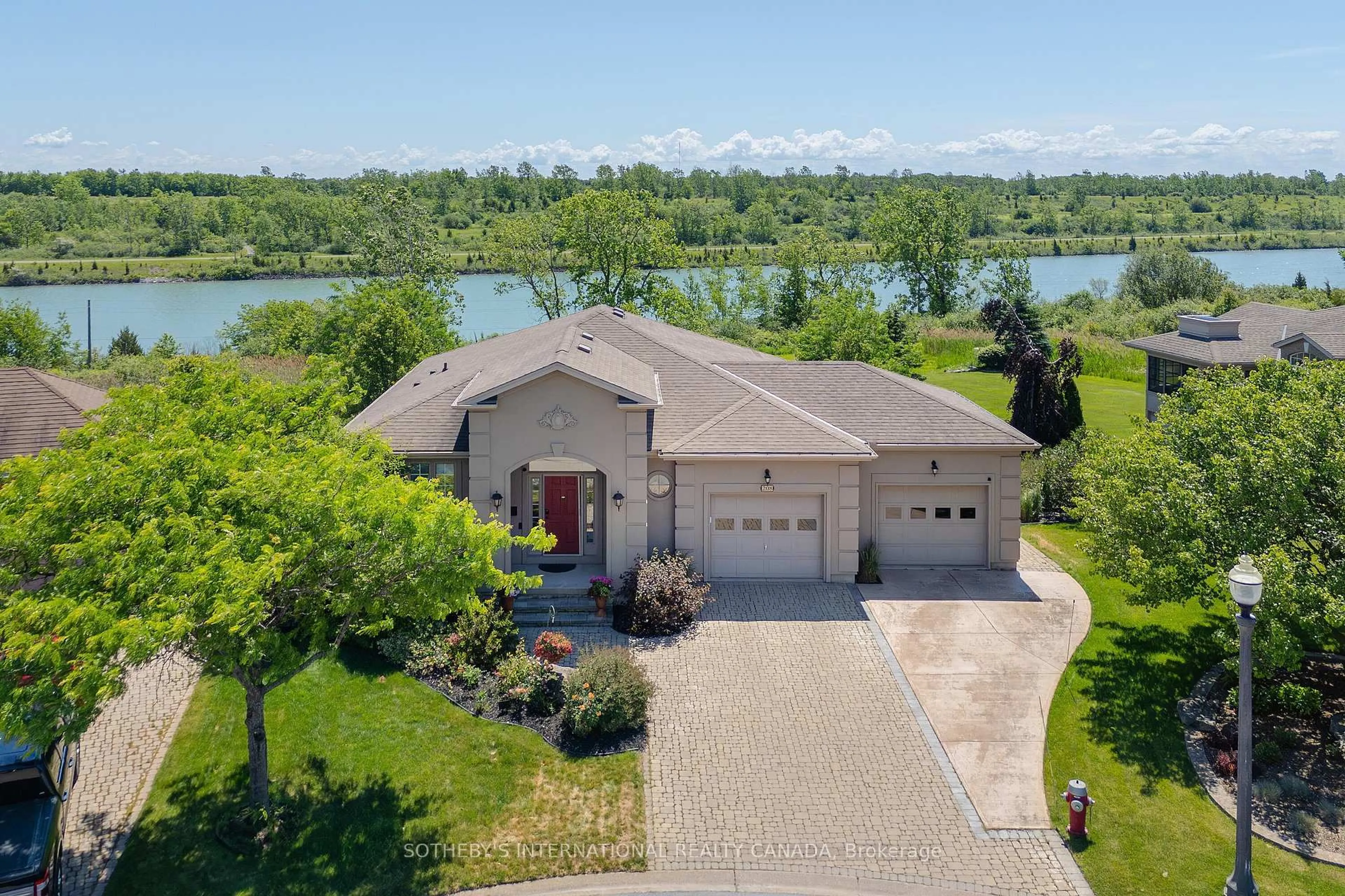 A pic from outside/outdoor area/front of a property/back of a property/a pic from drone, water/lake/river/ocean view for 208 Muirfield Tr, Welland Ontario L3B 6G7