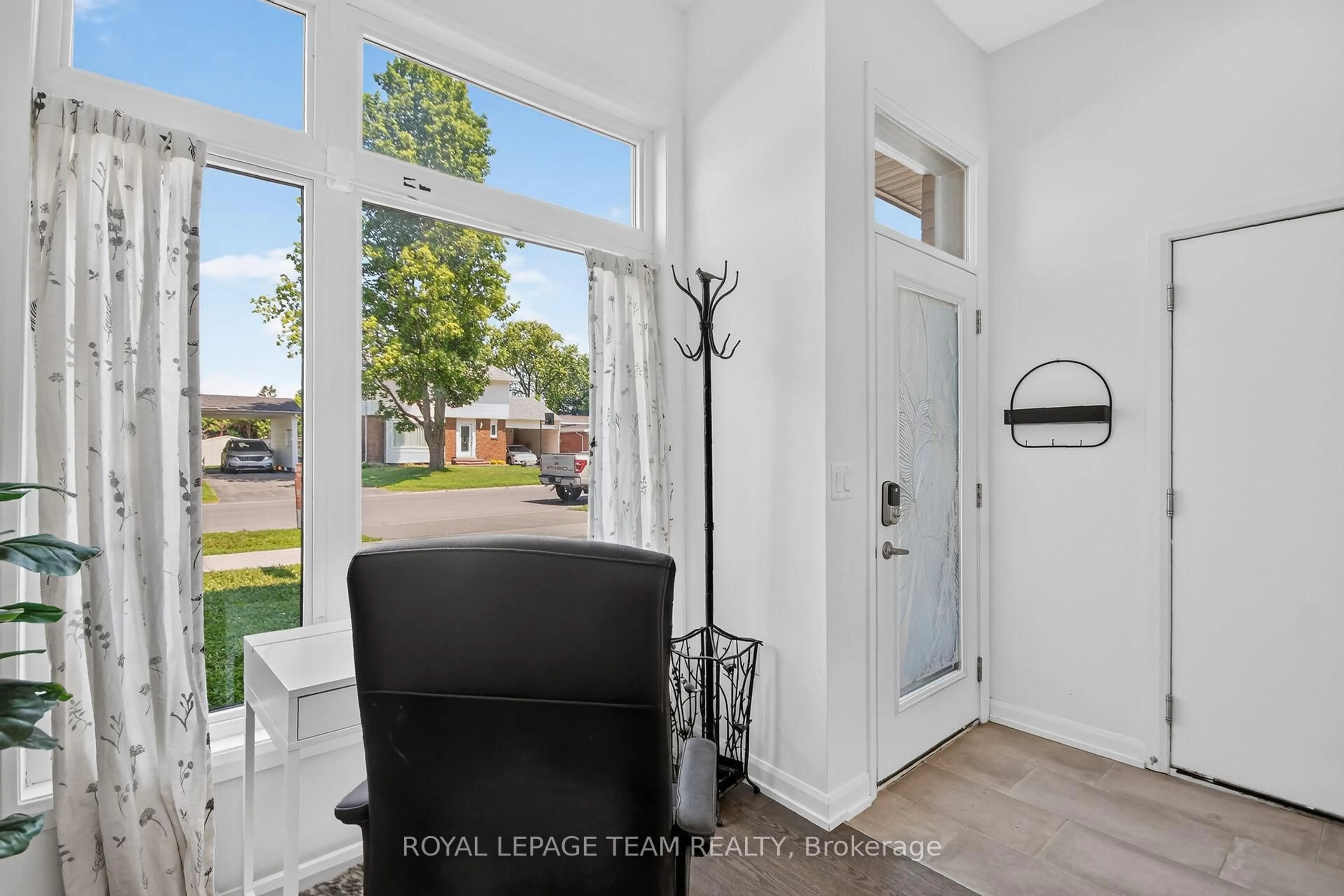Indoor entryway for 2706 Draper St, Ottawa Ontario K2H 0C4
