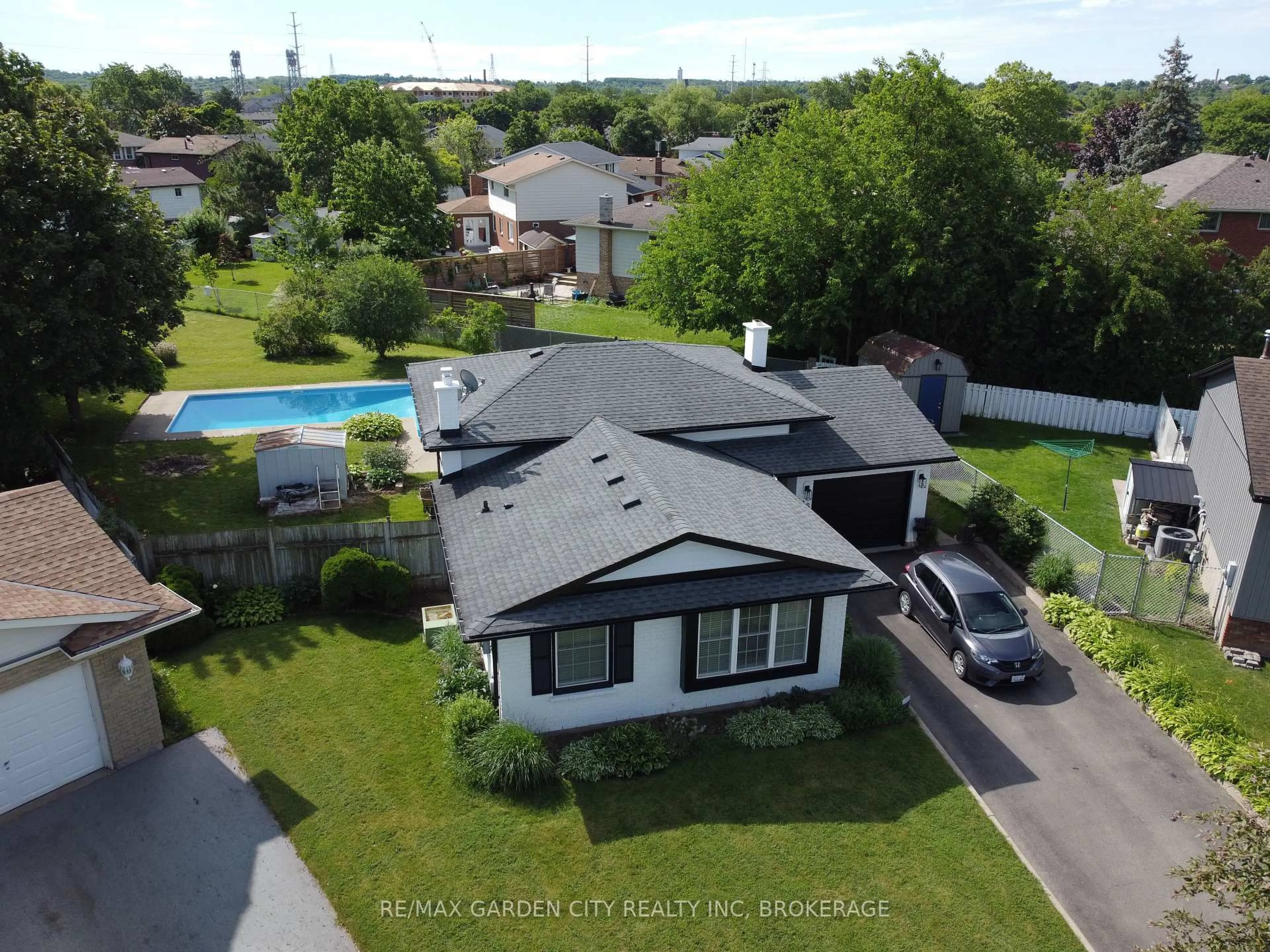 A pic from outside/outdoor area/front of a property/back of a property/a pic from drone, street for 116 Dunvegan Rd, St. Catharines Ontario L2P 3T5