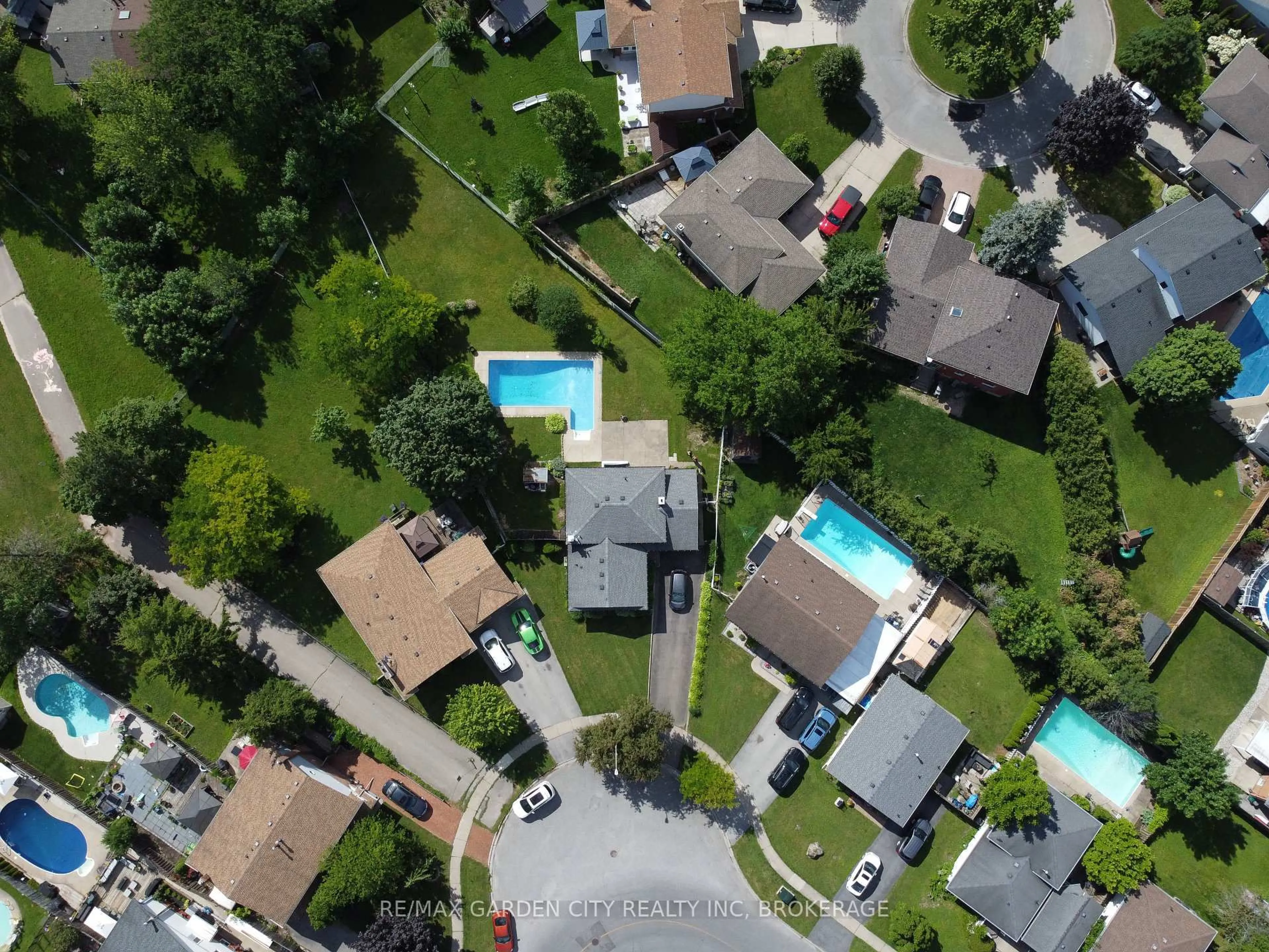 A pic from outside/outdoor area/front of a property/back of a property/a pic from drone, street for 116 Dunvegan Rd, St. Catharines Ontario L2P 3T5