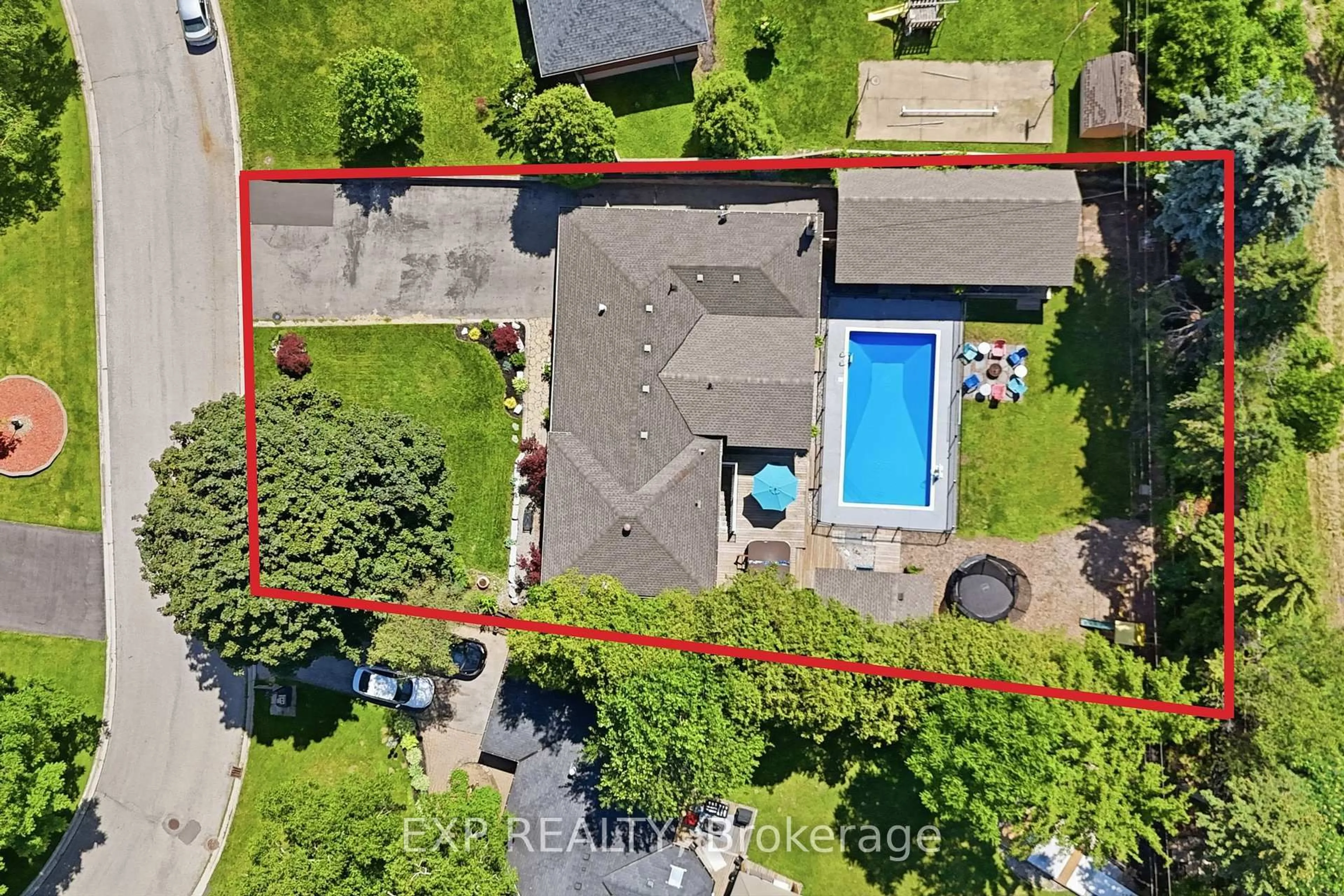A pic from outside/outdoor area/front of a property/back of a property/a pic from drone, street for 282 Harmony Rd, Hamilton Ontario L9G 2T2