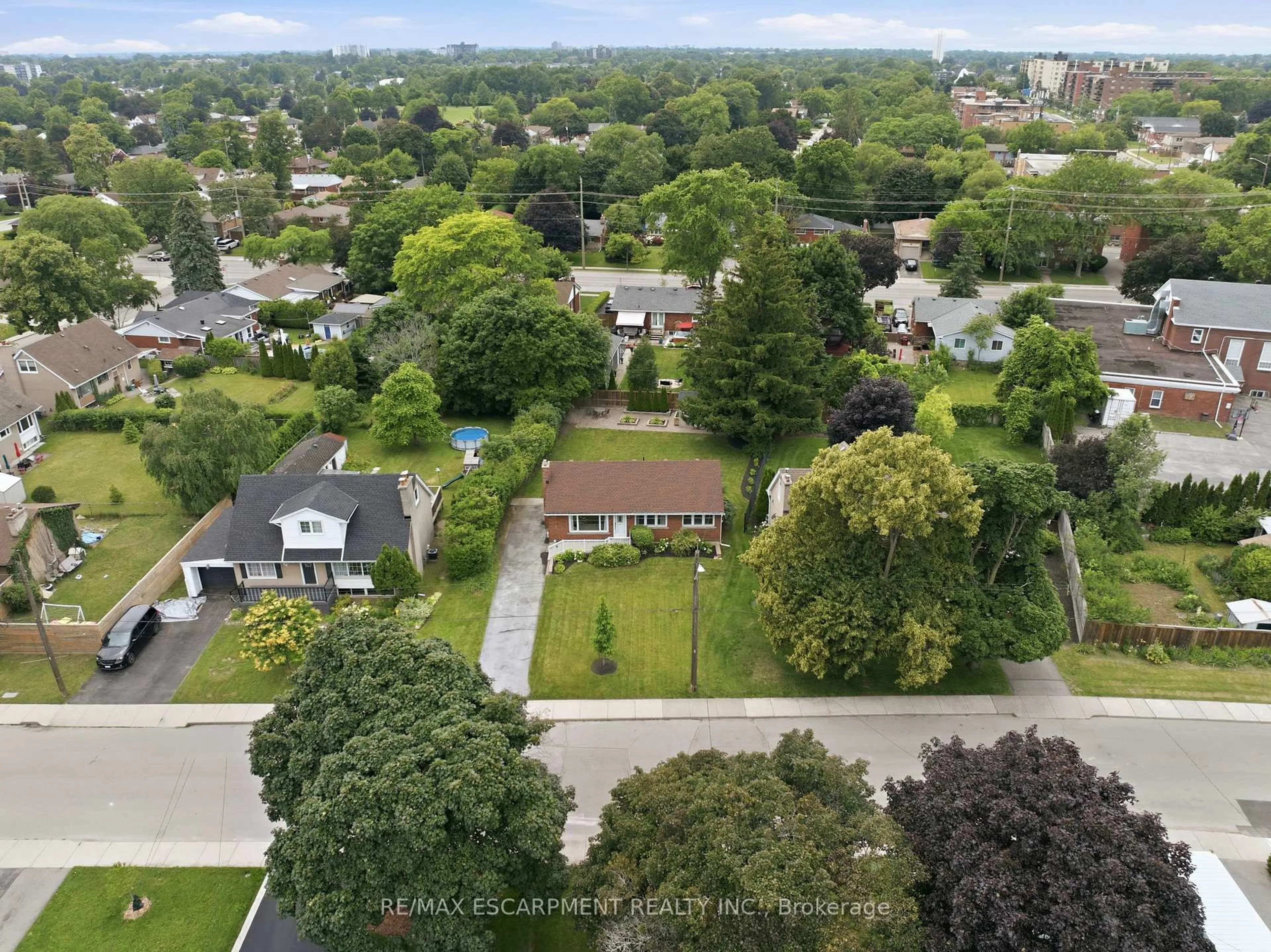 A pic from outside/outdoor area/front of a property/back of a property/a pic from drone, street for 16 Kings Forest Dr, Hamilton Ontario L8T 4J3