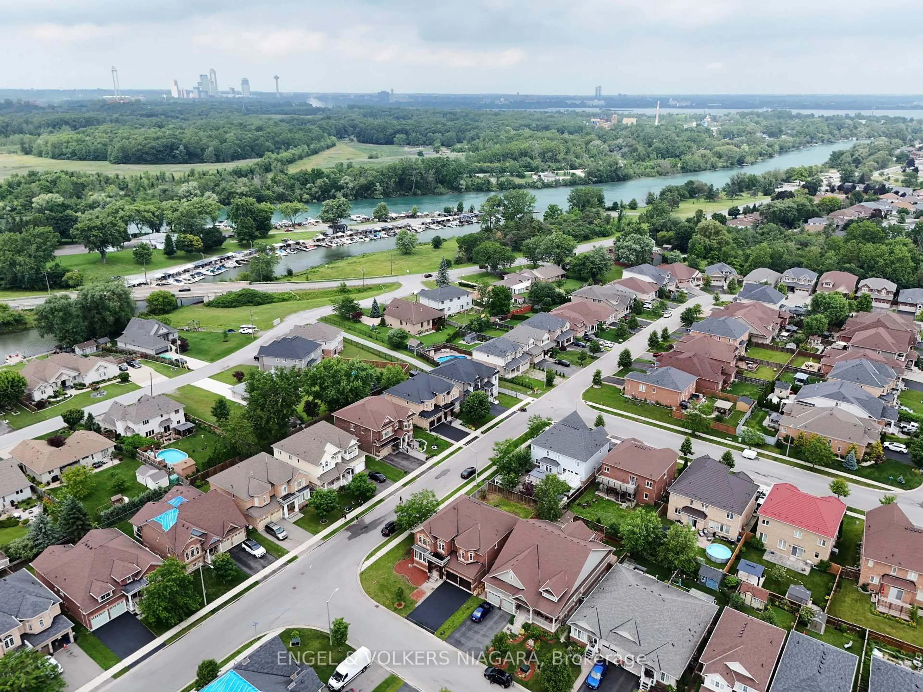 A pic from outside/outdoor area/front of a property/back of a property/a pic from drone, street for 4495 Saw Mill Dr, Niagara Falls Ontario L2G 0G1