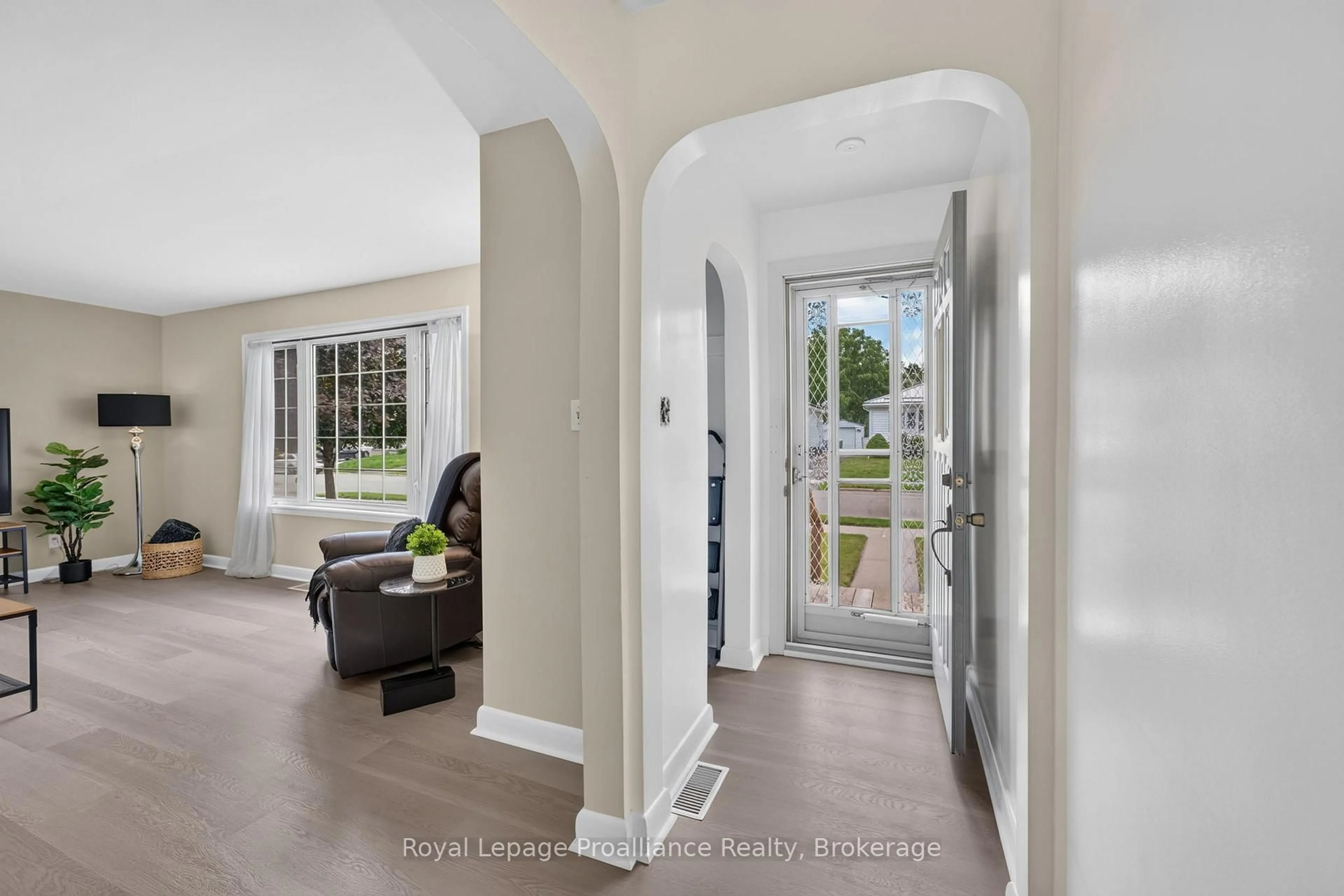 Indoor entryway for 43 Hastings Dr, Belleville Ontario K8N 1J4