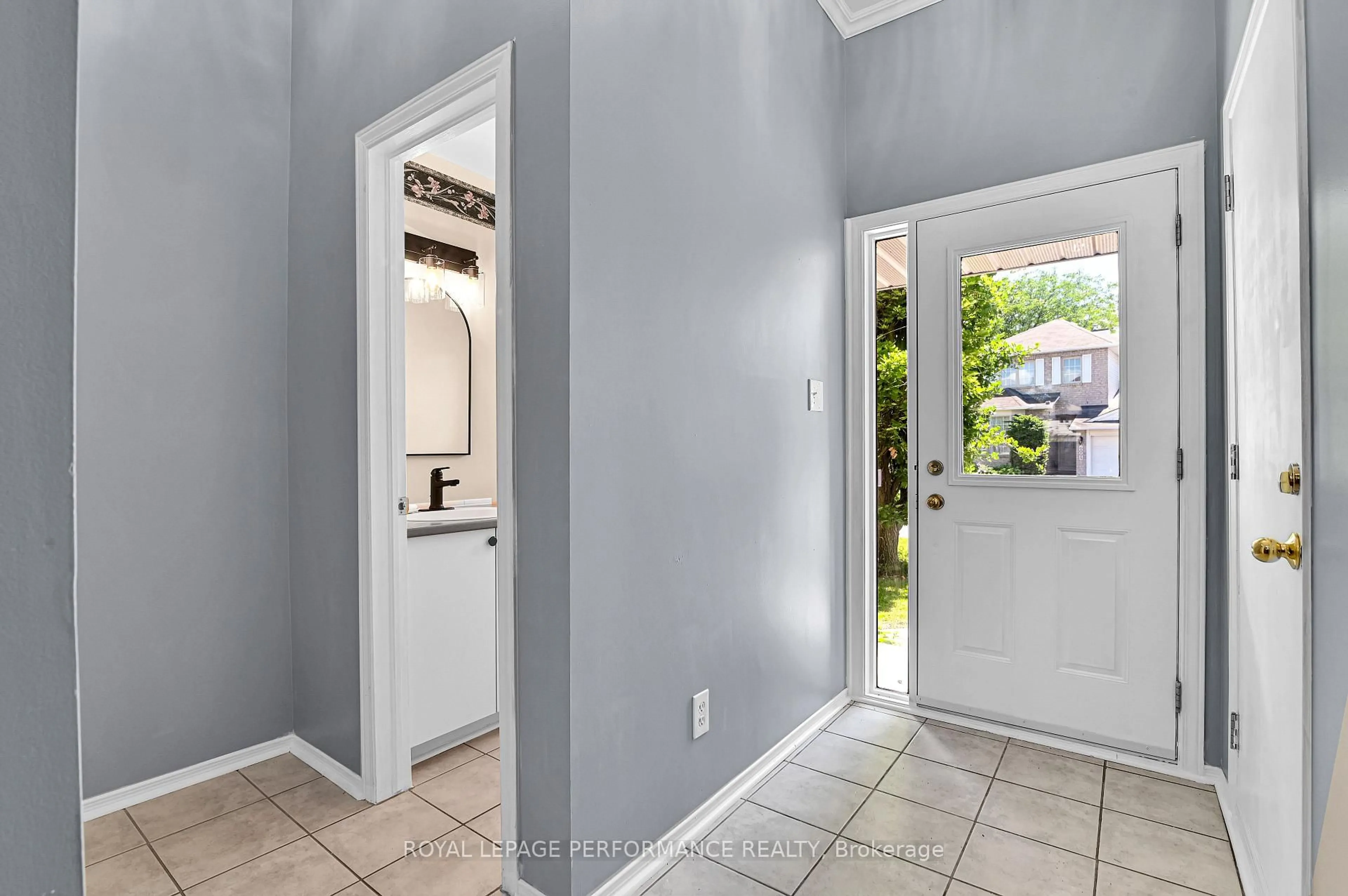 Indoor entryway for 6009 Pineglade Cres, Ottawa Ontario K1W 1G8