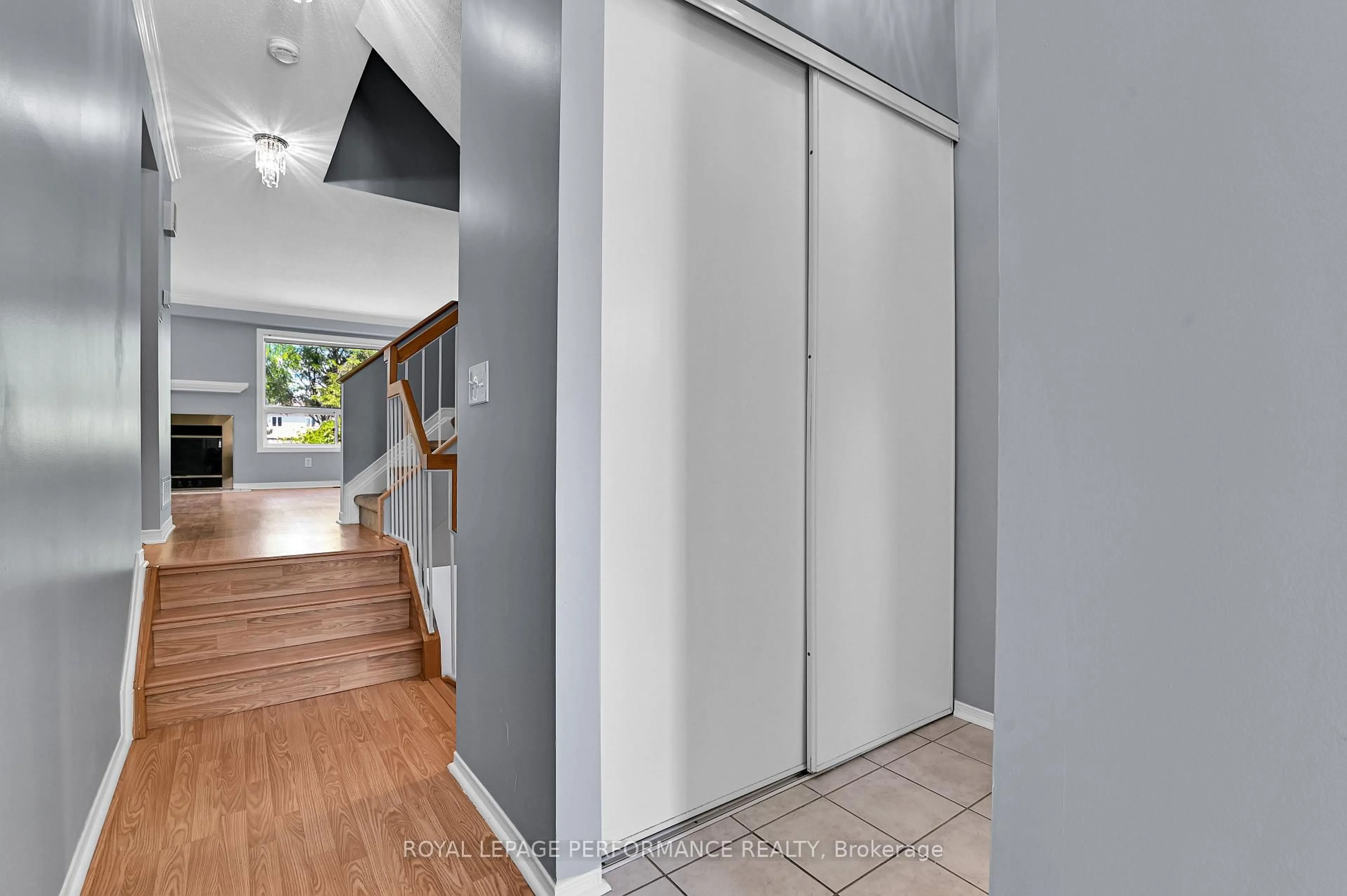 Indoor entryway for 6009 Pineglade Cres, Ottawa Ontario K1W 1G8