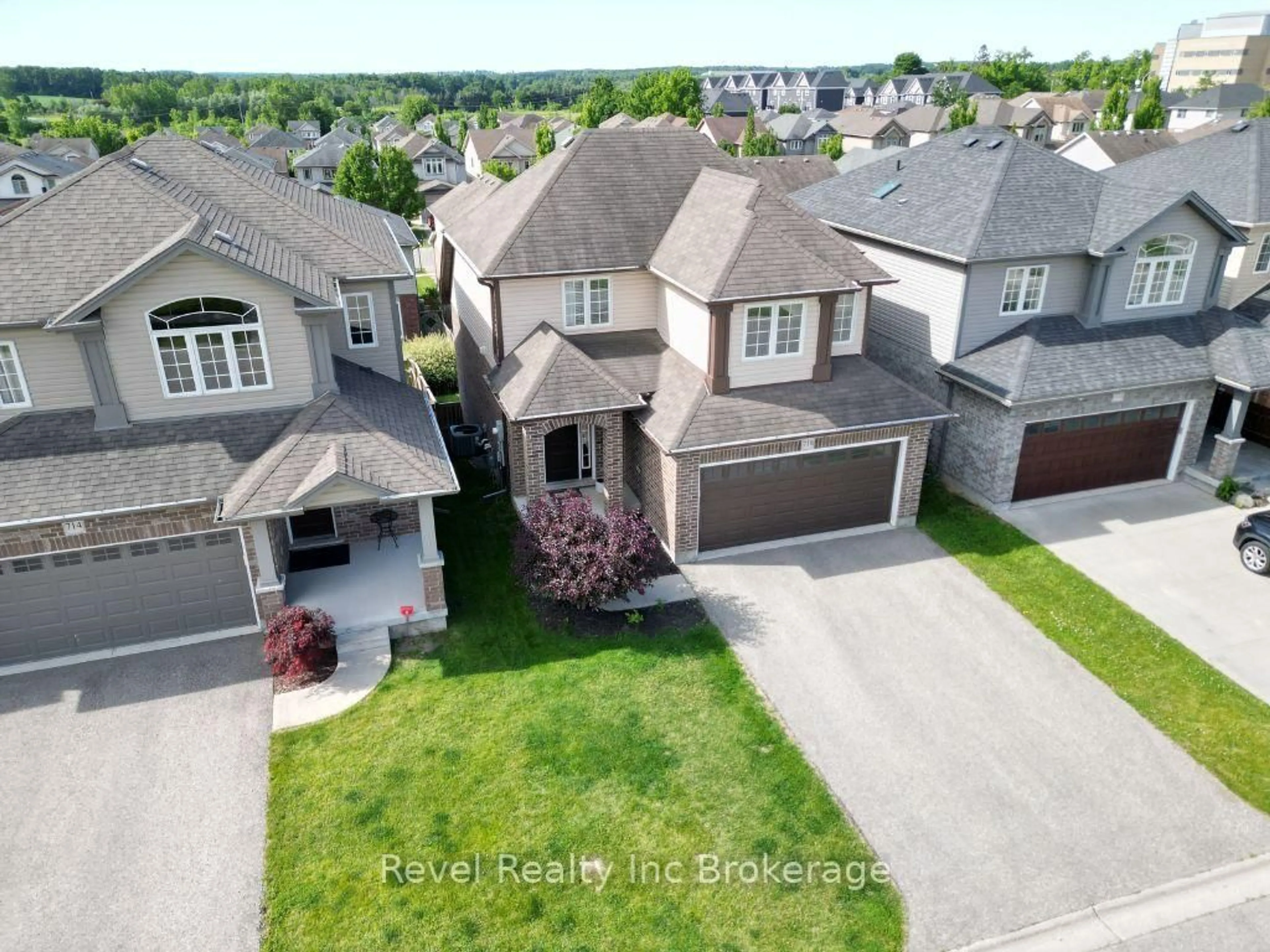 A pic from outside/outdoor area/front of a property/back of a property/a pic from drone, street for 718 Frontenac Cres, Woodstock Ontario N4V 0B1