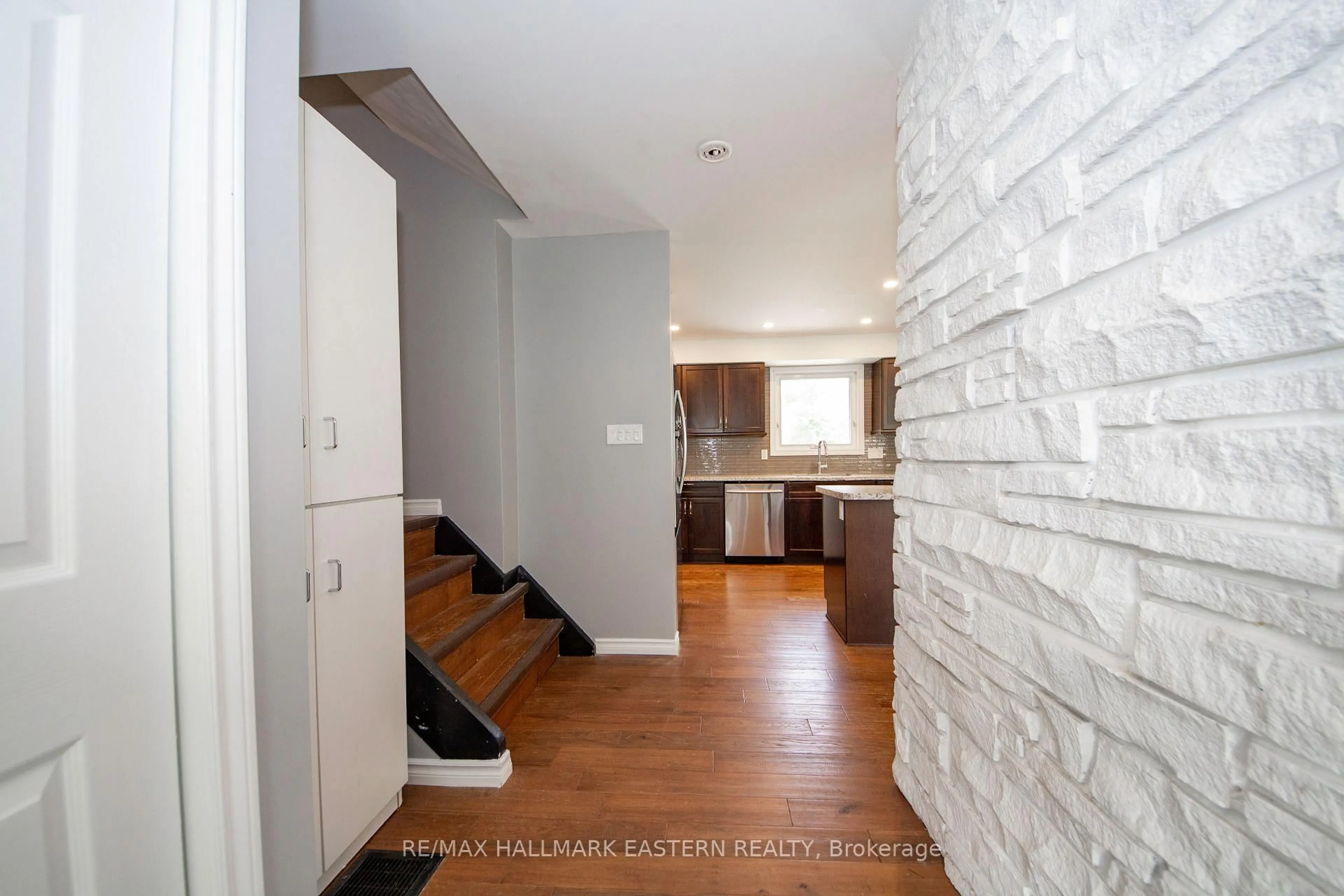 Indoor entryway for 658 Cedarvale Cres, Selwyn Ontario K0L 1T0