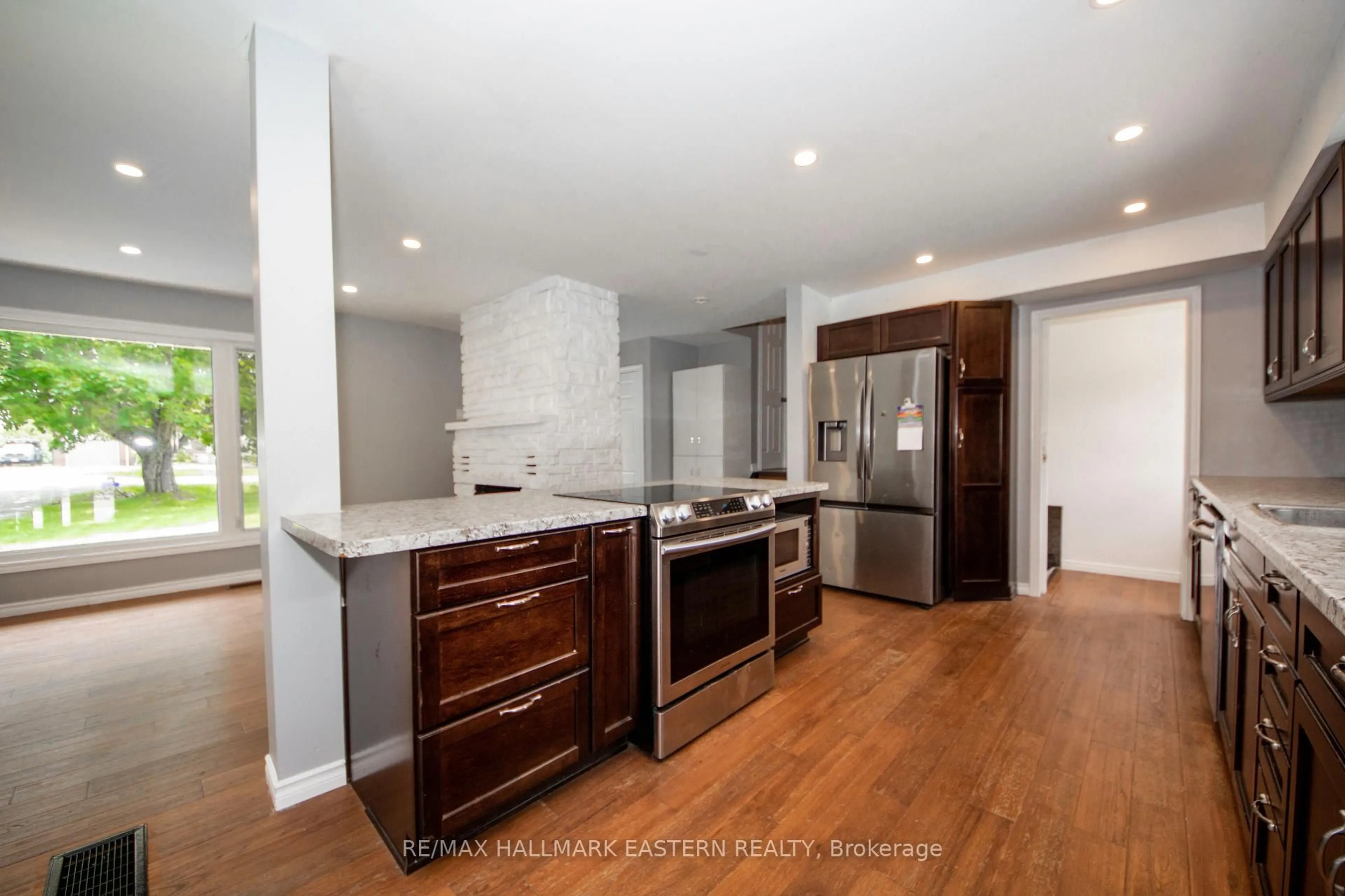 Open concept kitchen, unknown for 658 Cedarvale Cres, Selwyn Ontario K0L 1T0