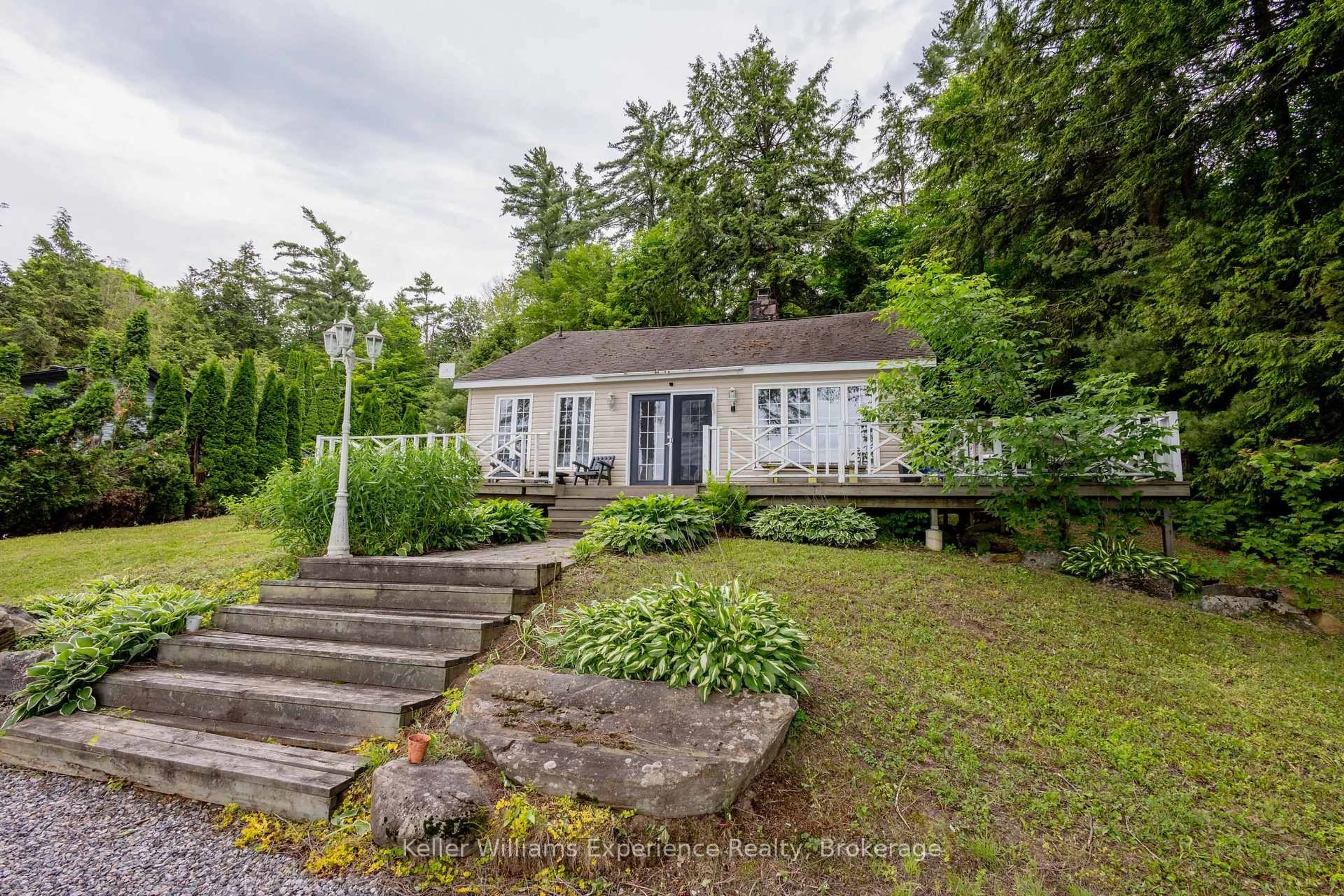 A pic from outside/outdoor area/front of a property/back of a property/a pic from drone, building for 1018 Georgina Way #2, Gravenhurst Ontario P1P 1R2