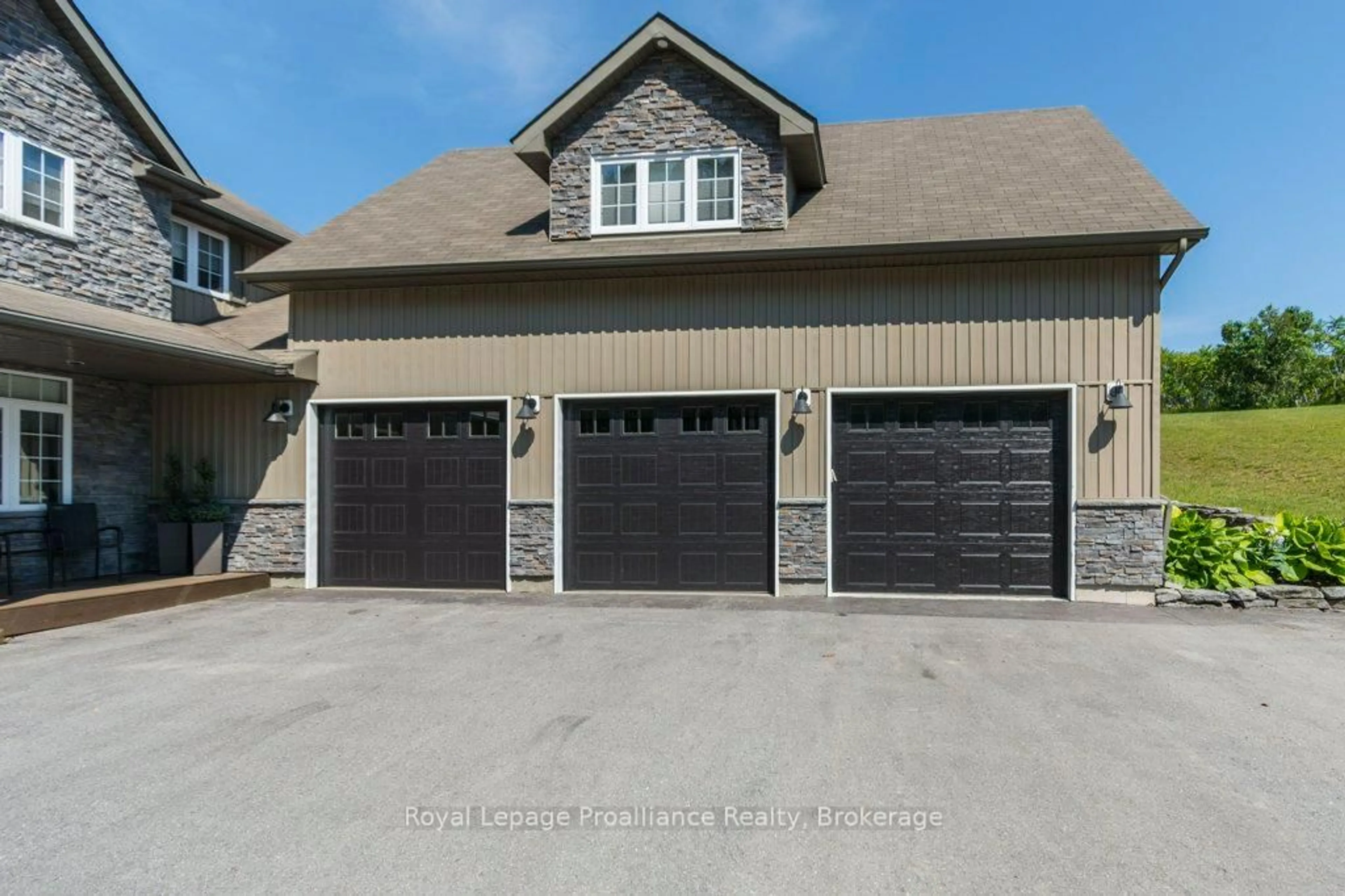 Indoor garage for 402 Fiddick Rd, Cramahe Ontario K0K 1H0