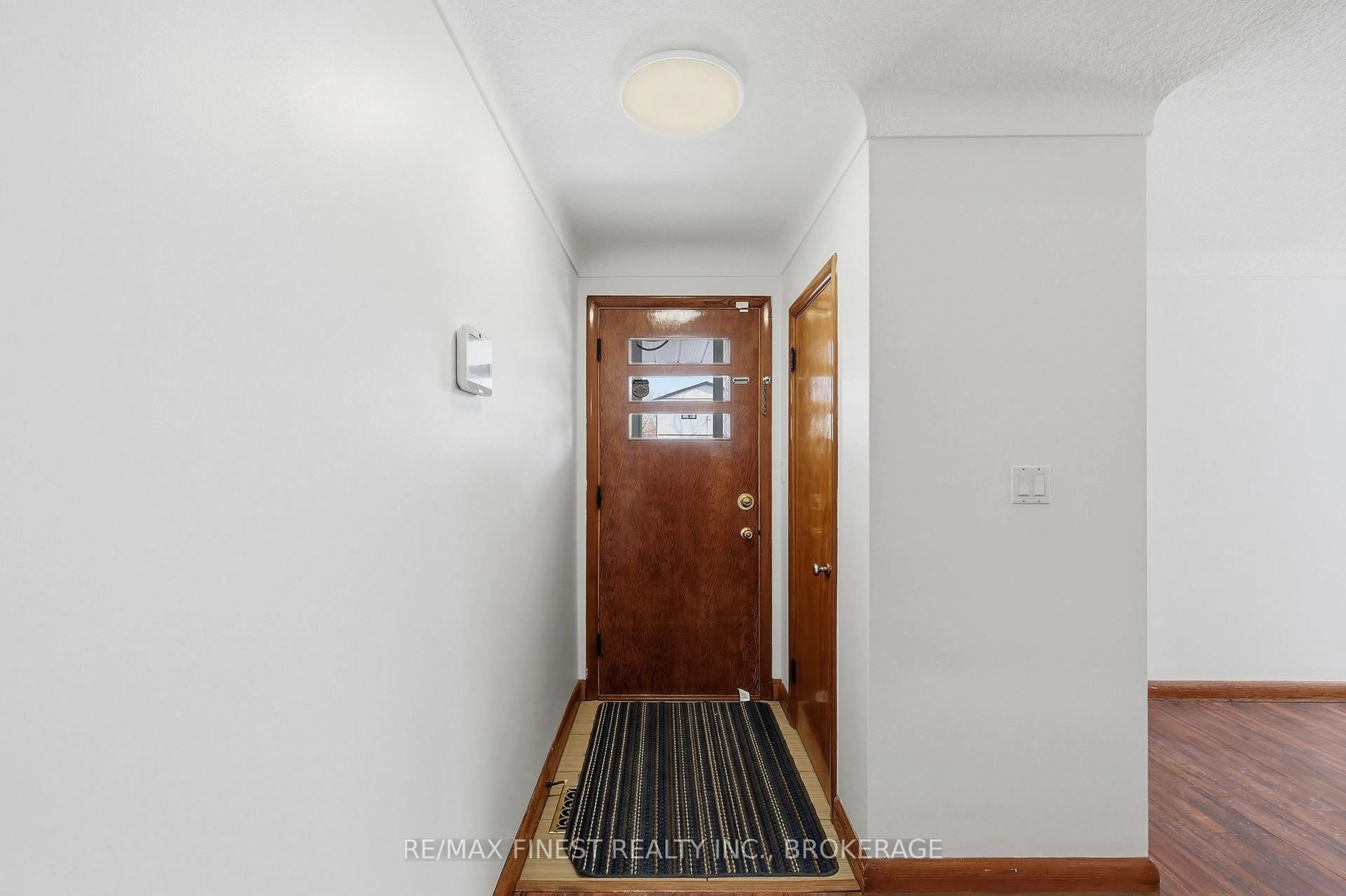 Indoor entryway for 39 Lennox St, Kingston Ontario K7M 4S3