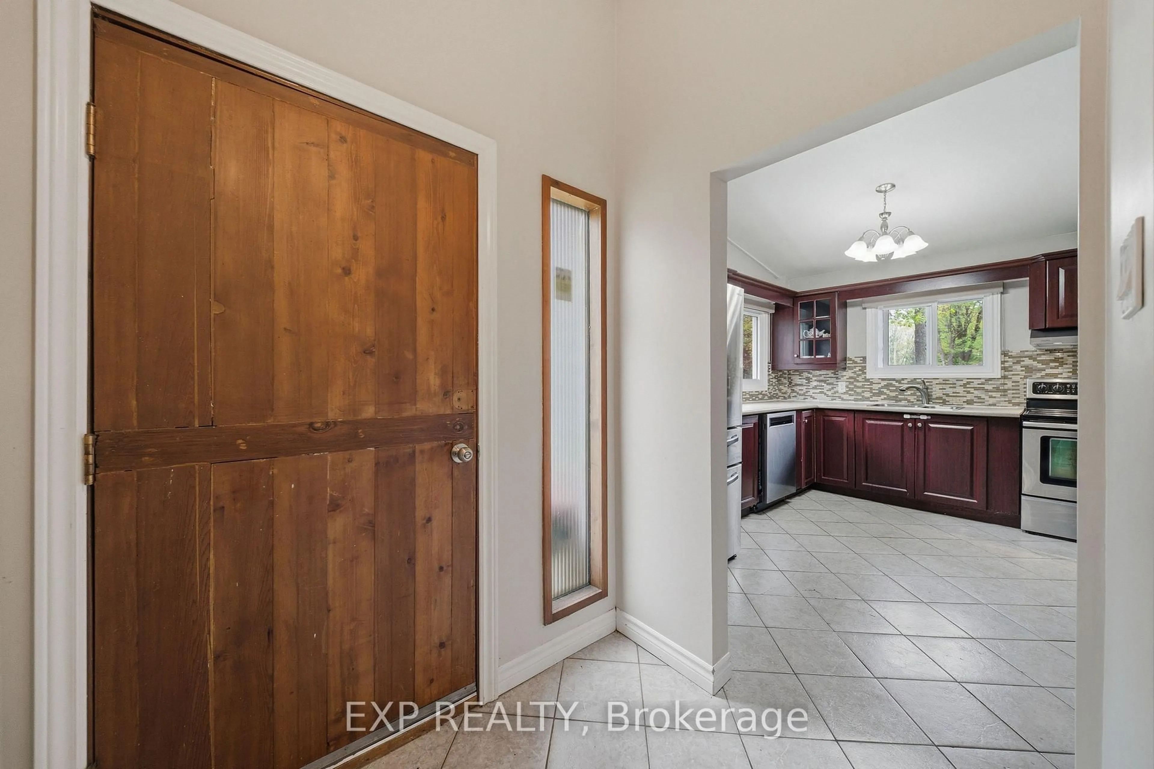 Indoor entryway for 136 Resthaven Ave, Ottawa Ontario K0A 3M0