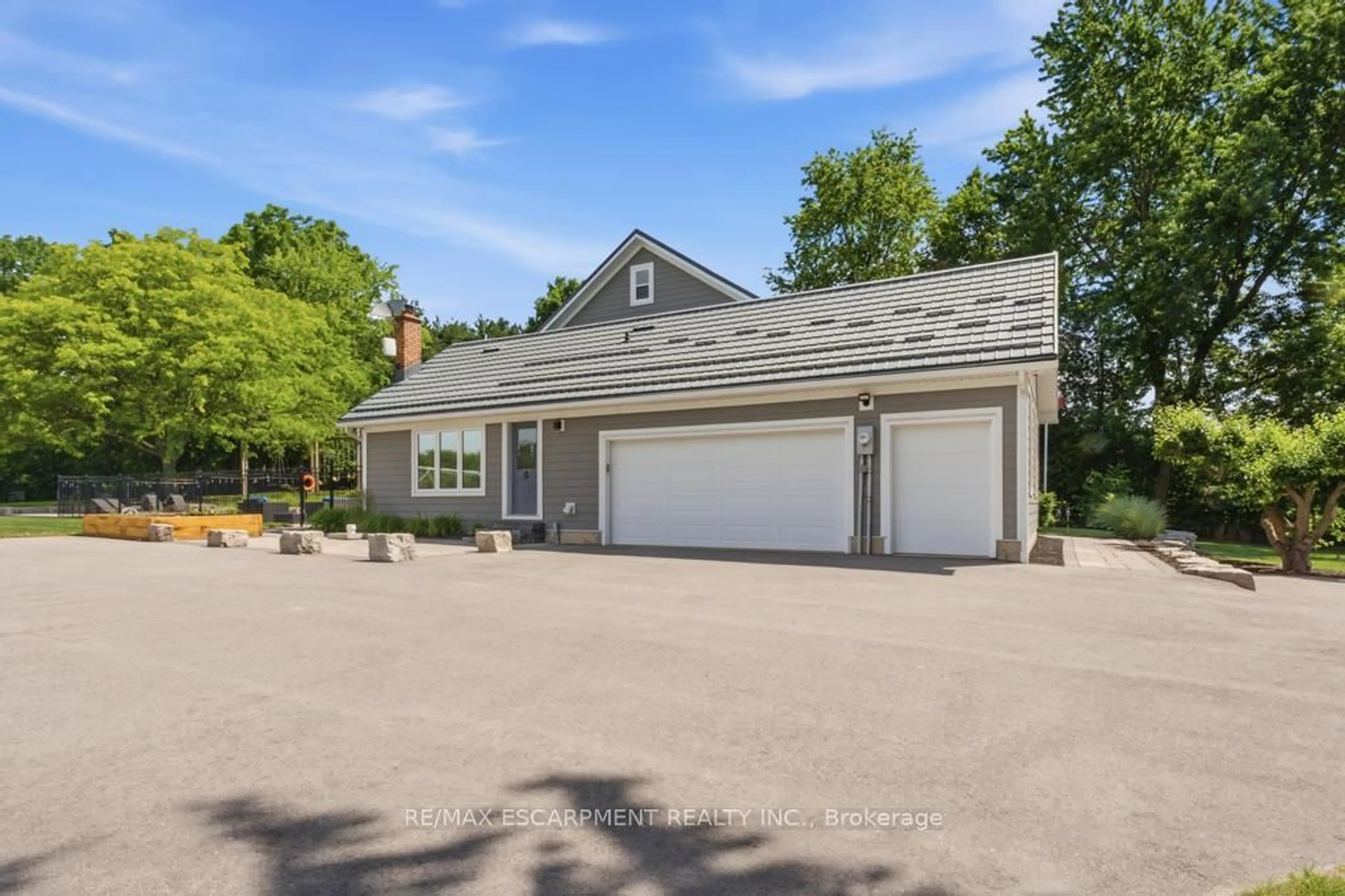 Indoor garage for 1119 Powerline Rd, Hamilton Ontario L0R 1T0