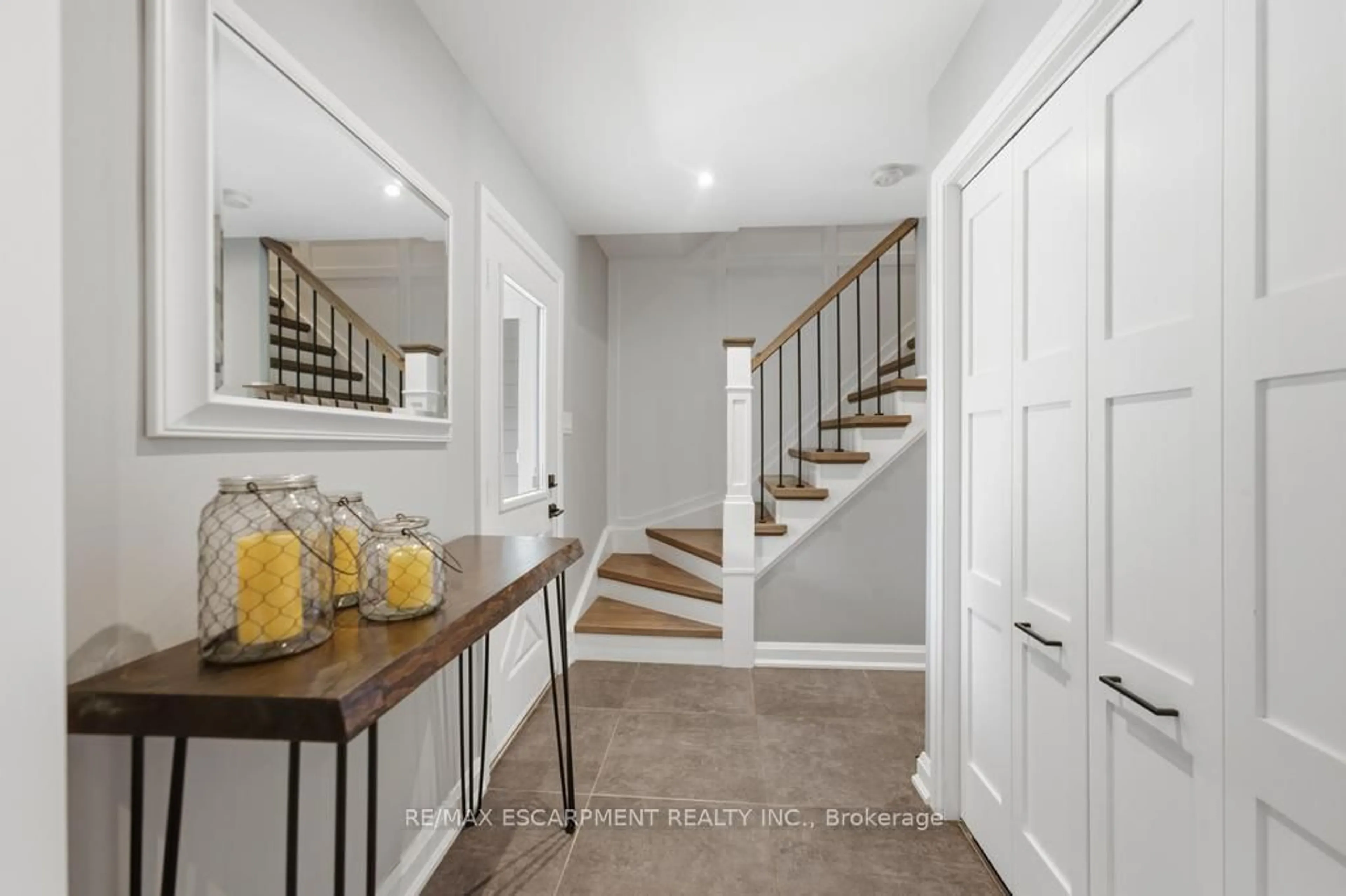 Indoor entryway for 1119 Powerline Rd, Hamilton Ontario L0R 1T0