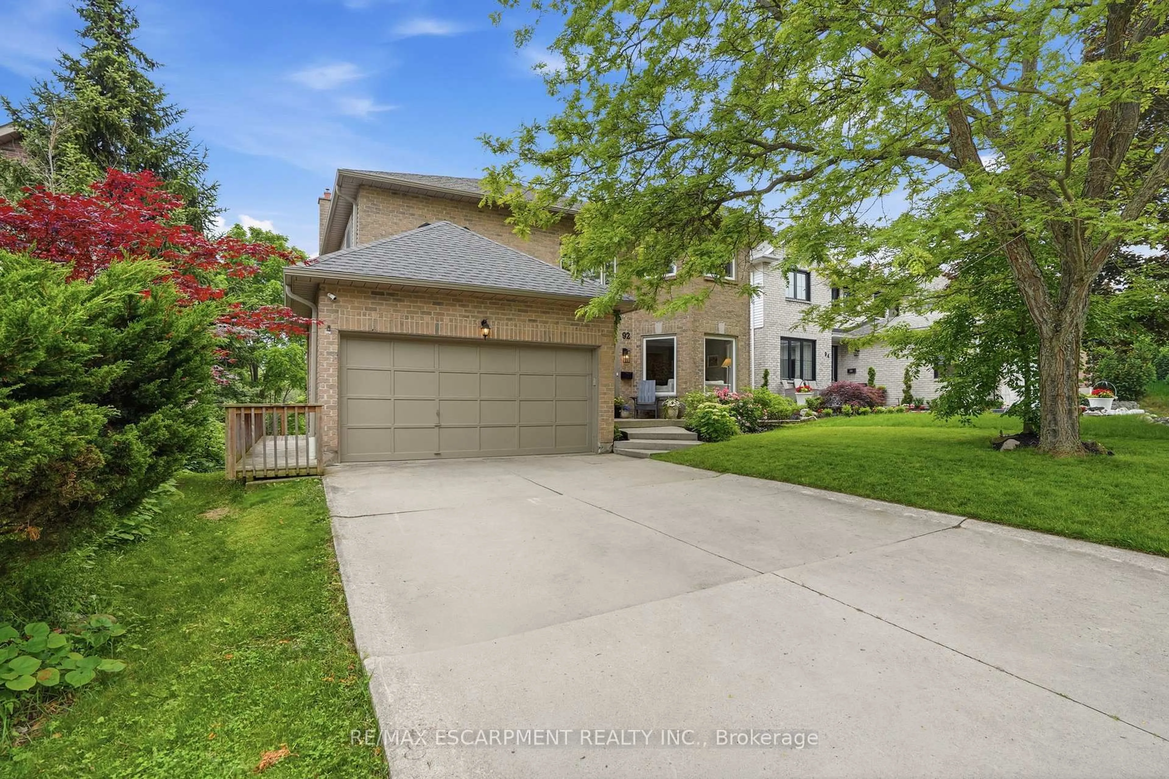 A pic from outside/outdoor area/front of a property/back of a property/a pic from drone, street for 92 Jerome Park Dr, Hamilton Ontario L9H 6H3