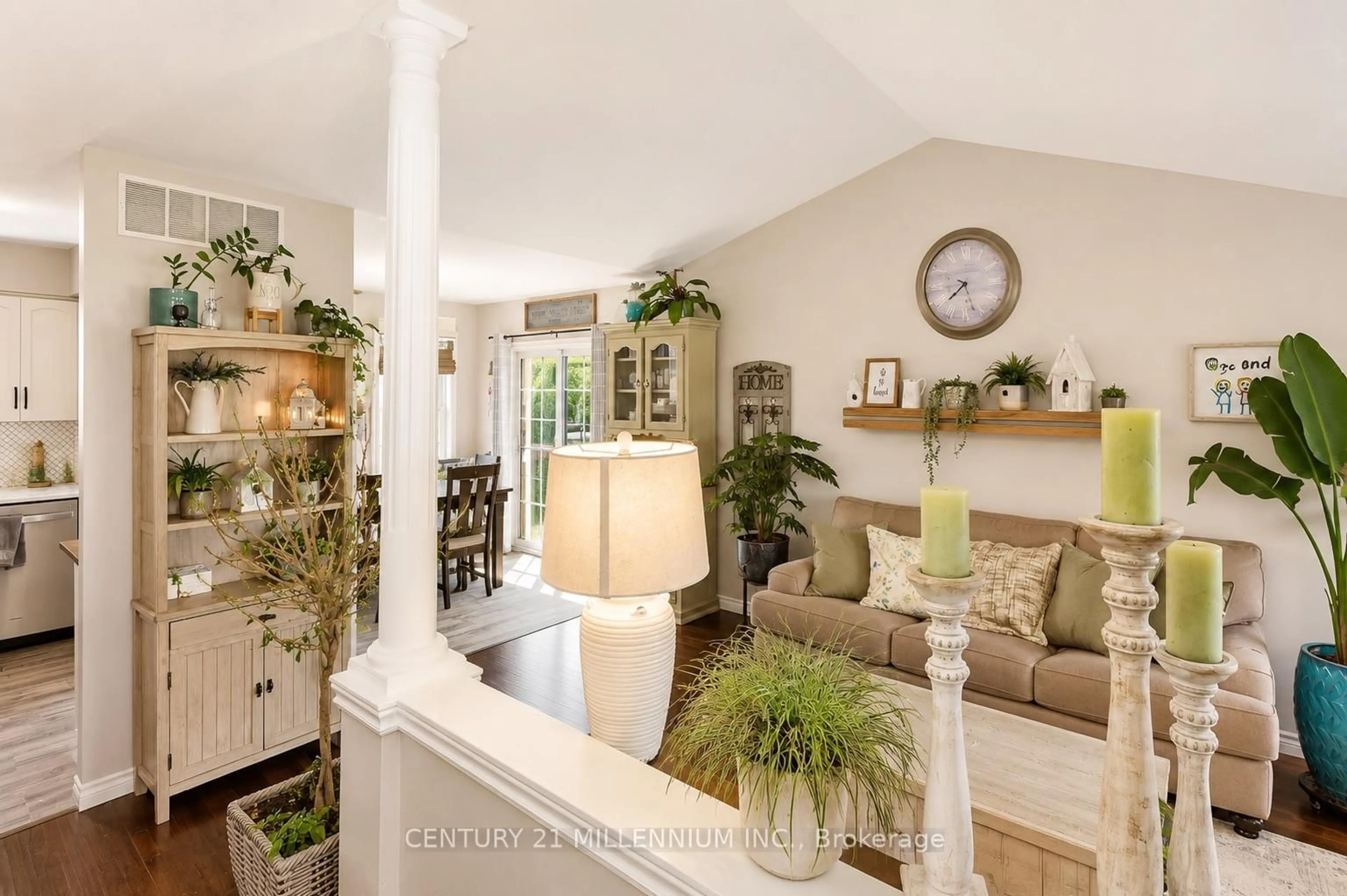 Indoor entryway for 1100 Walker St, Howick Ontario N0G 2X0