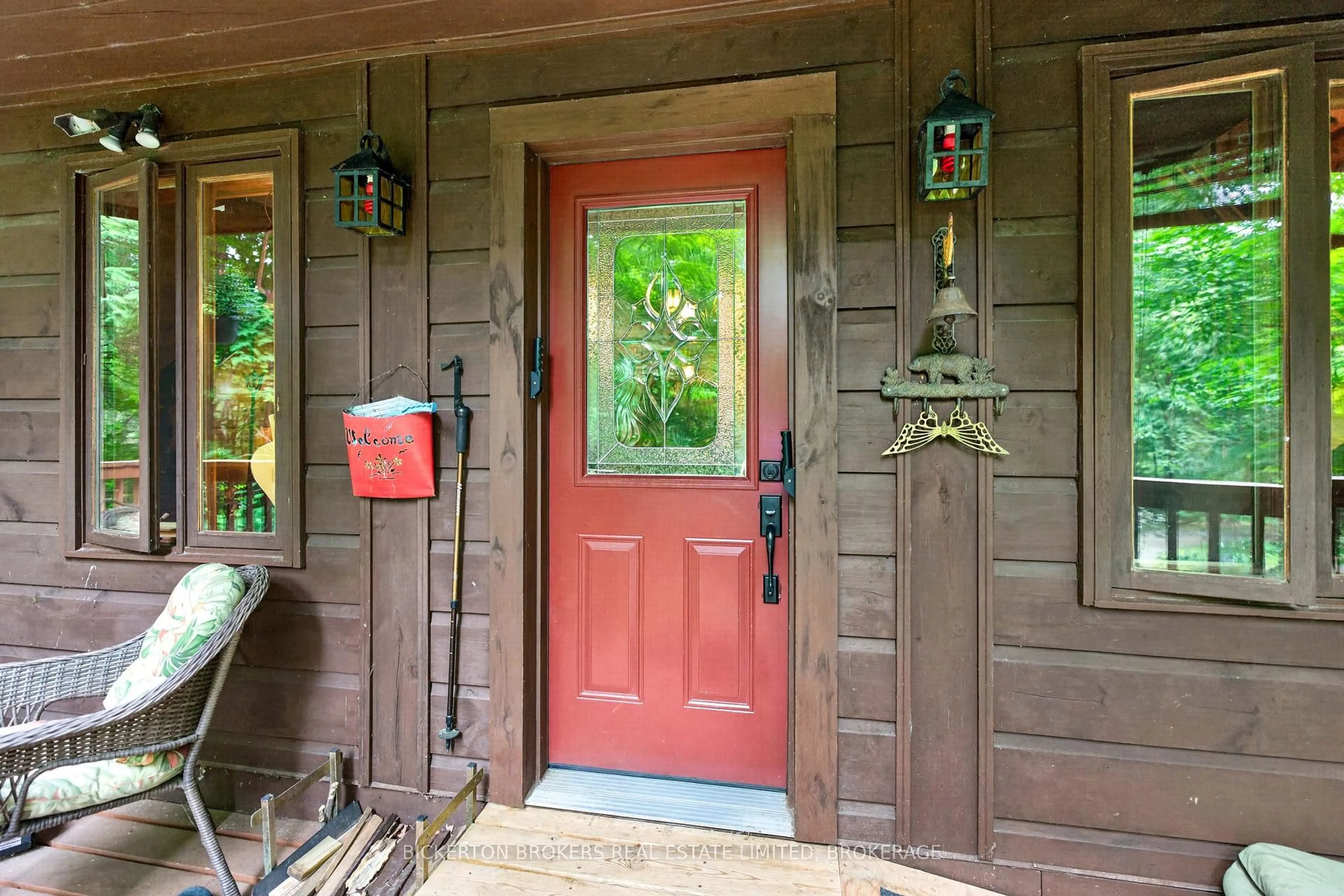 Indoor entryway for 154 Woodvale Rd, Leeds and the Thousand Islands Ontario K0E 1L0