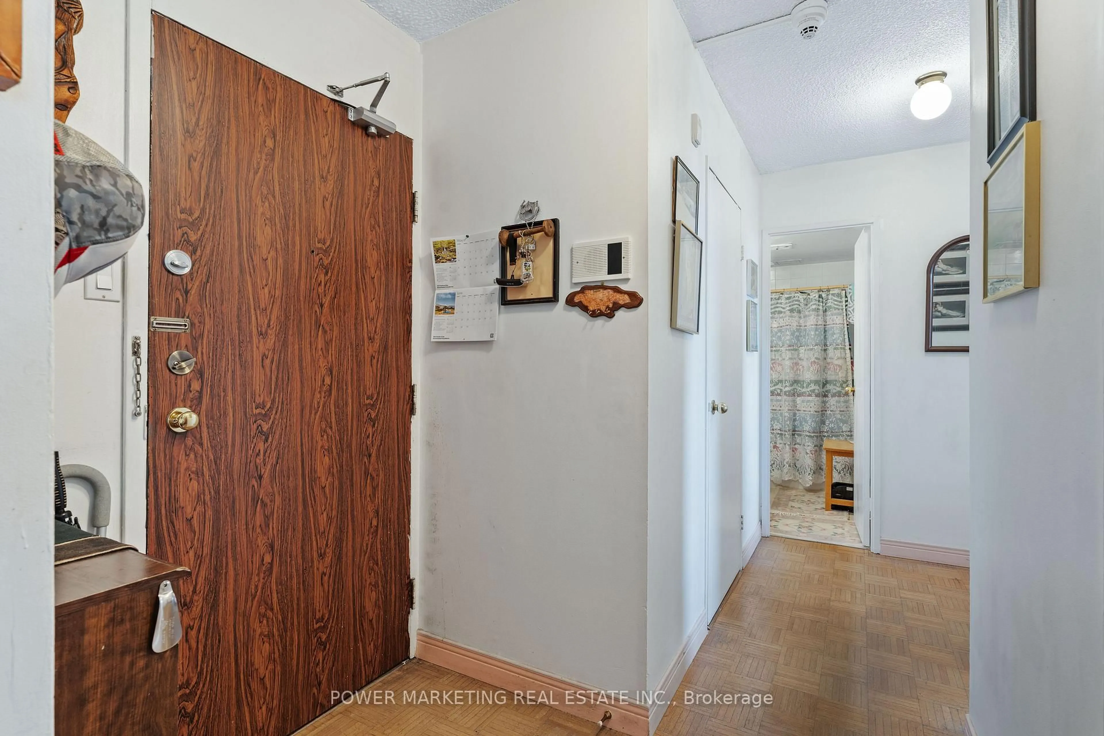 Indoor foyer for 2000 Jasmine Cres #1107, Ottawa Ontario K1J 8K4