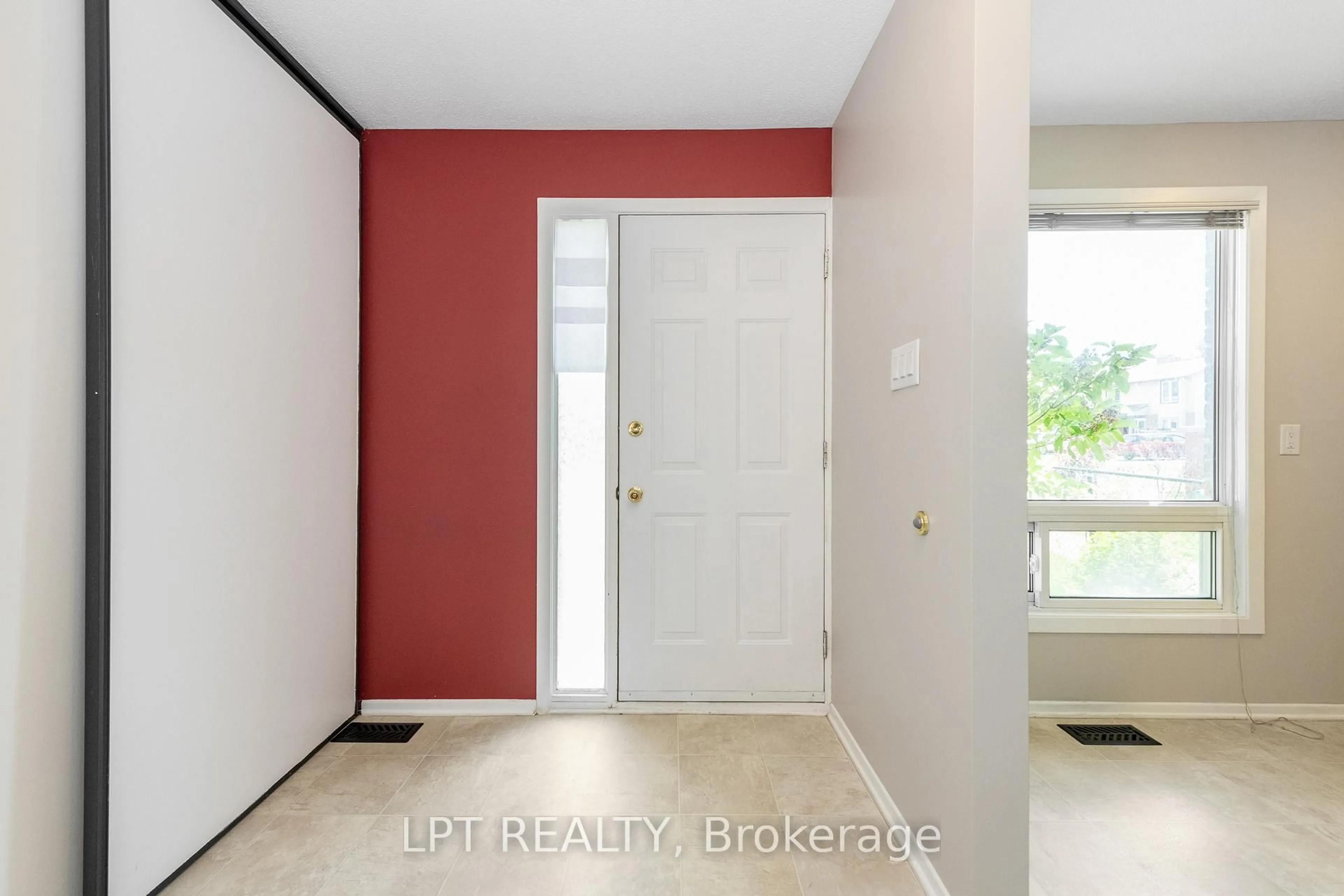 Indoor entryway for 2286 COTTERS Cres, Ottawa Ontario K1V 8Y6