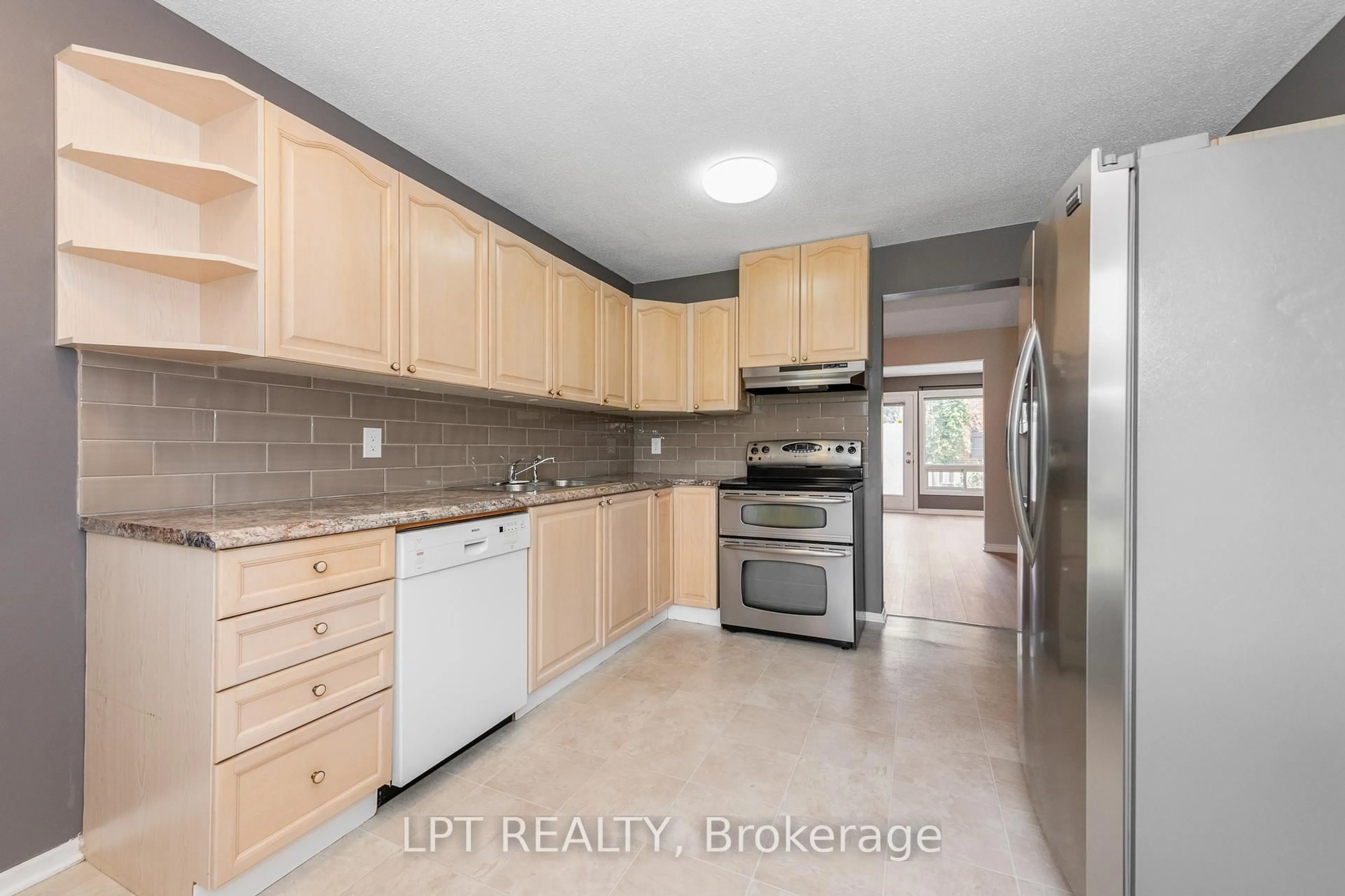 Standard kitchen, unknown for 2286 COTTERS Cres, Ottawa Ontario K1V 8Y6