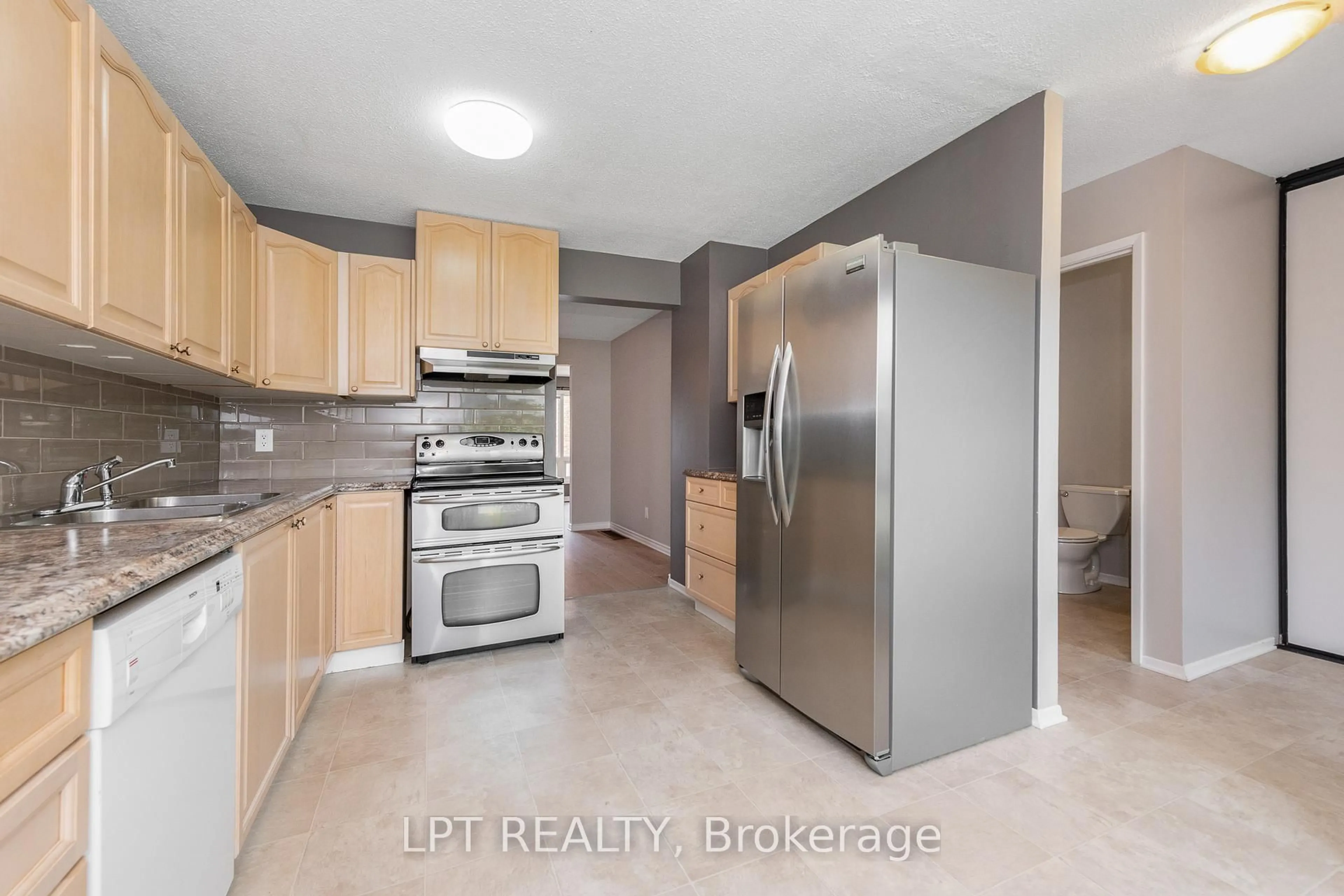 Standard kitchen, unknown for 2286 COTTERS Cres, Ottawa Ontario K1V 8Y6