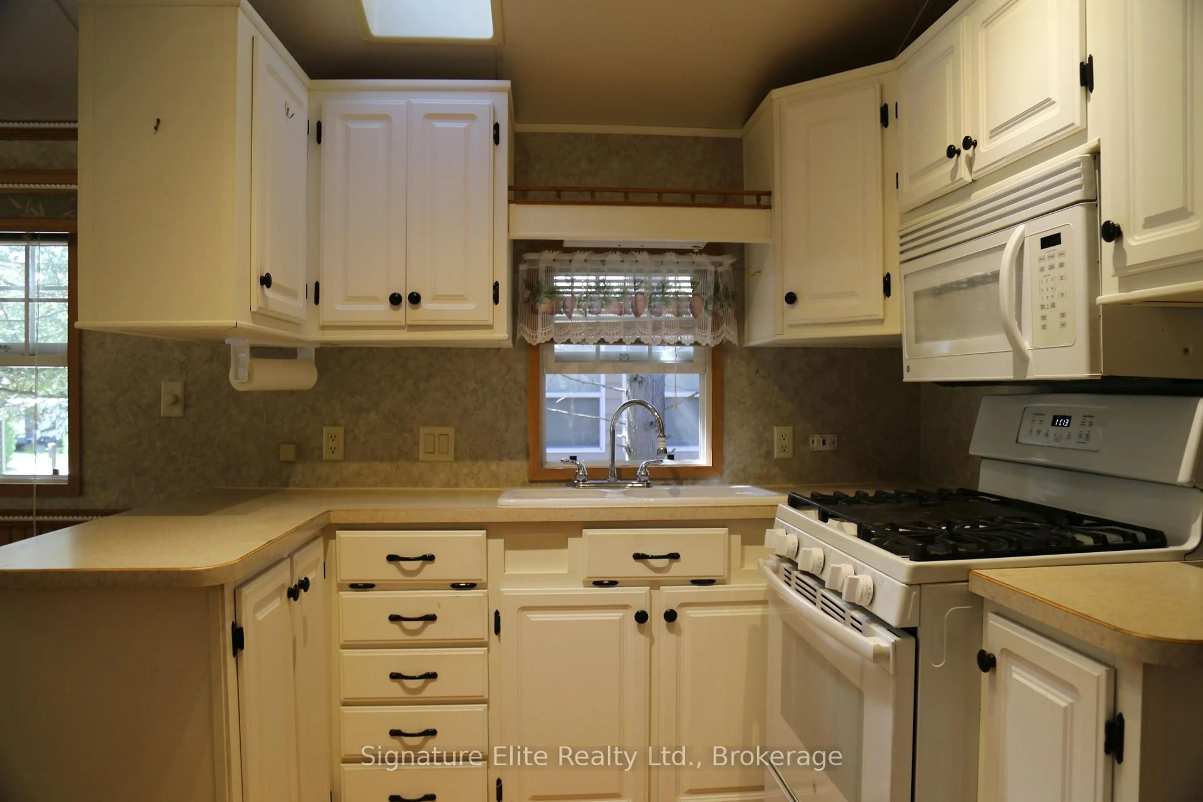 Standard kitchen, ceramic/tile floor for 2152 County Road 36 Rd #60, Kawartha Lakes Ontario K0M 1L0