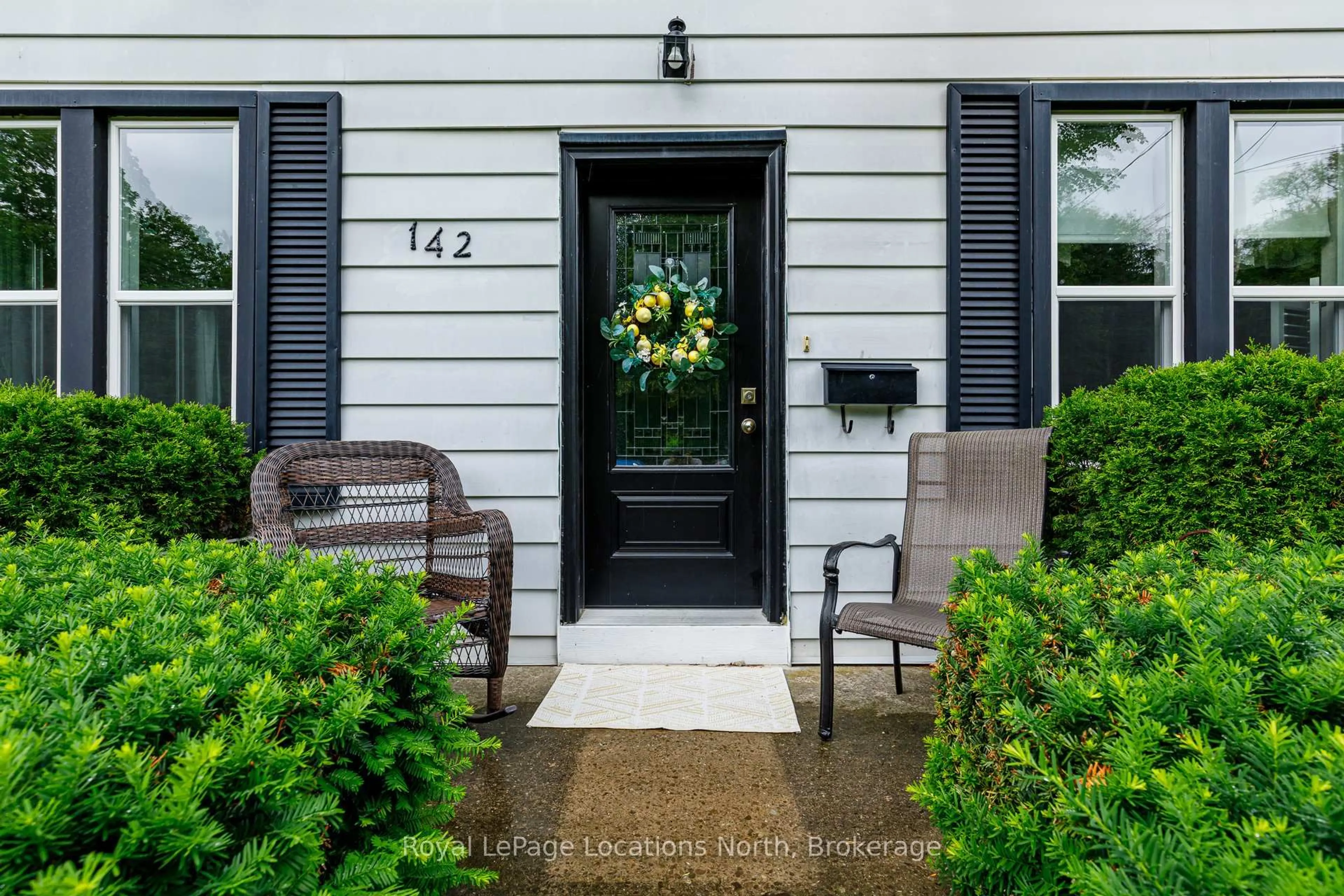 Indoor entryway for 142 Marsh St, Blue Mountains Ontario N0H 1J0
