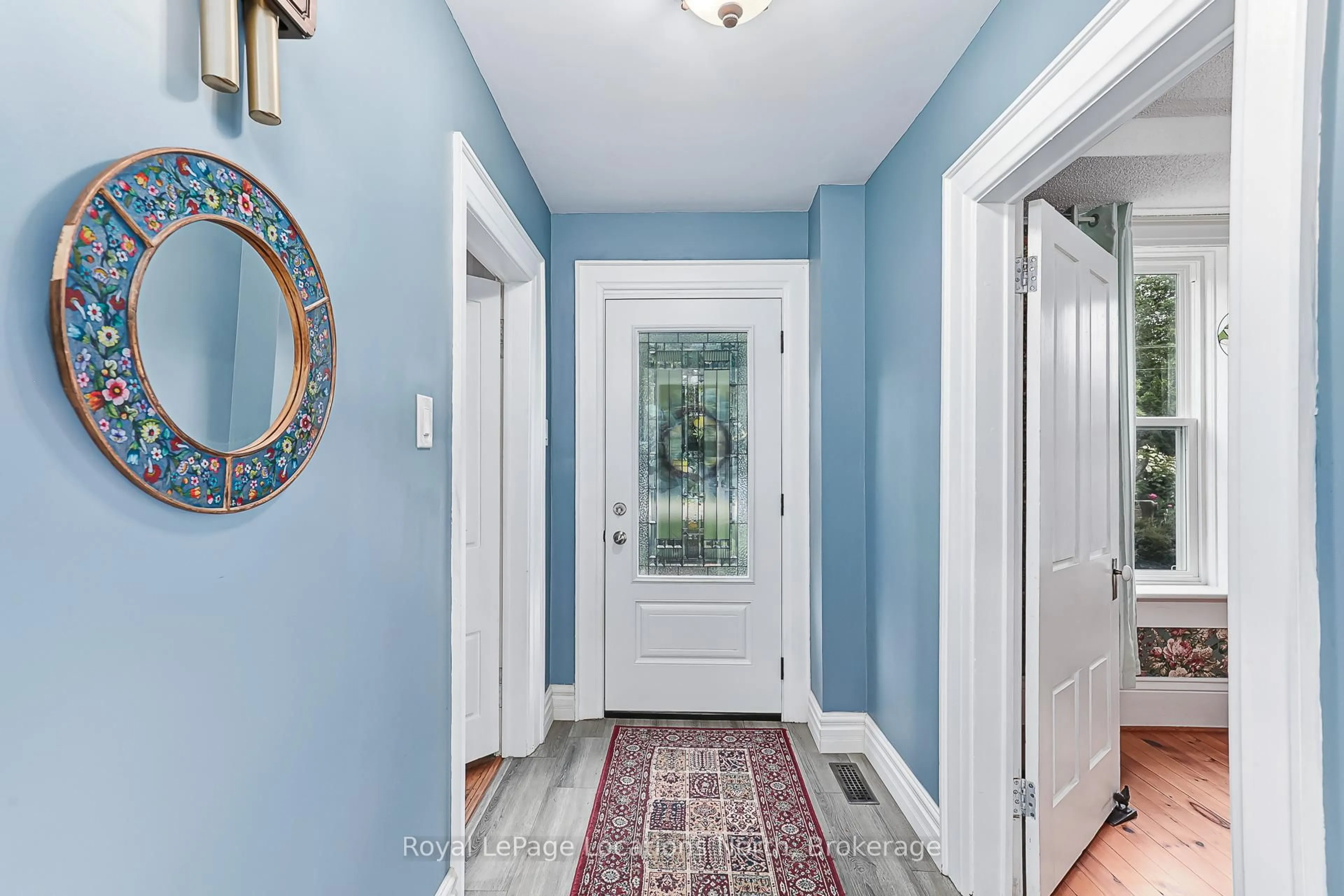 Indoor entryway for 142 Marsh St, Blue Mountains Ontario N0H 1J0