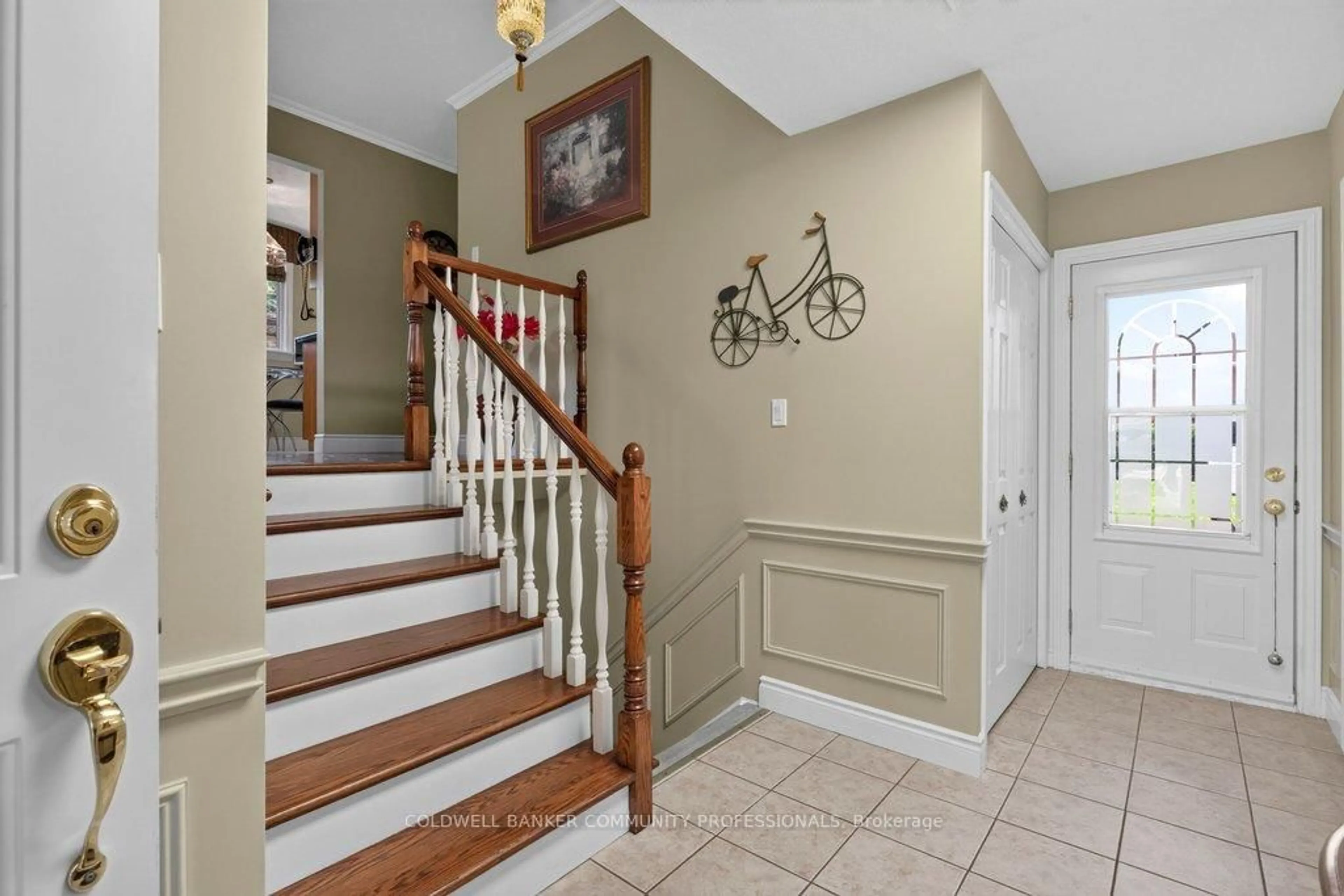 Indoor foyer for 409 Mohawk Rd, Hamilton Ontario L9C 1W5