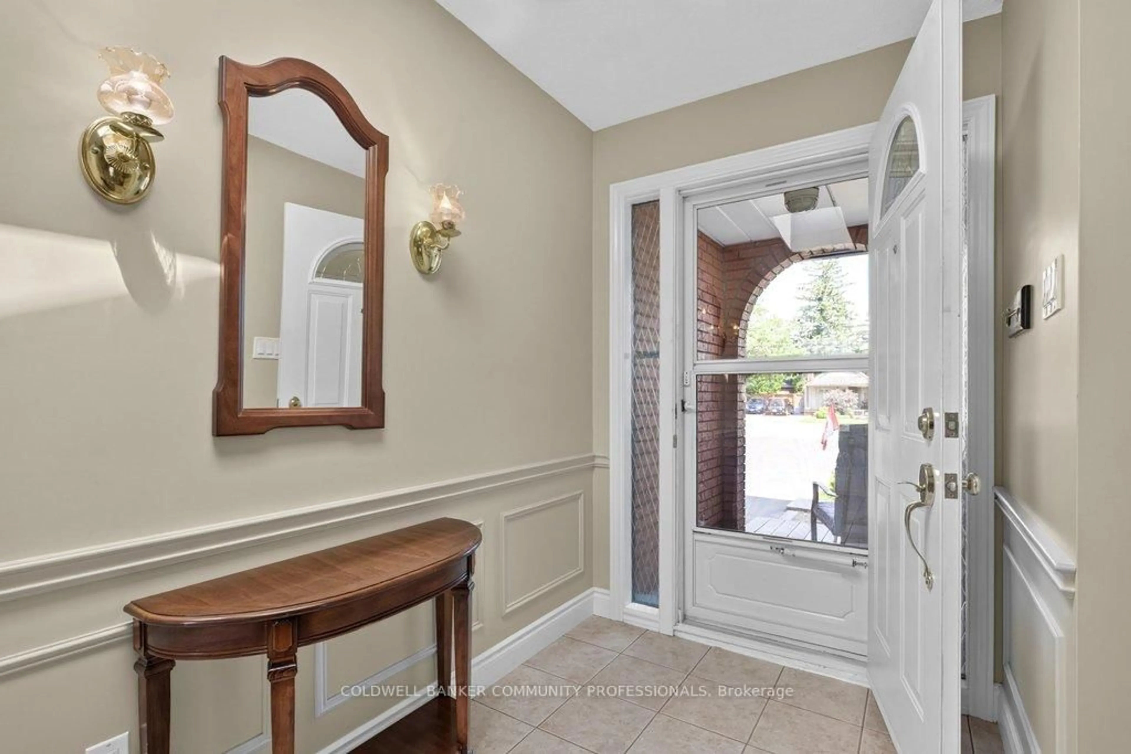 Indoor entryway for 409 Mohawk Rd, Hamilton Ontario L9C 1W5