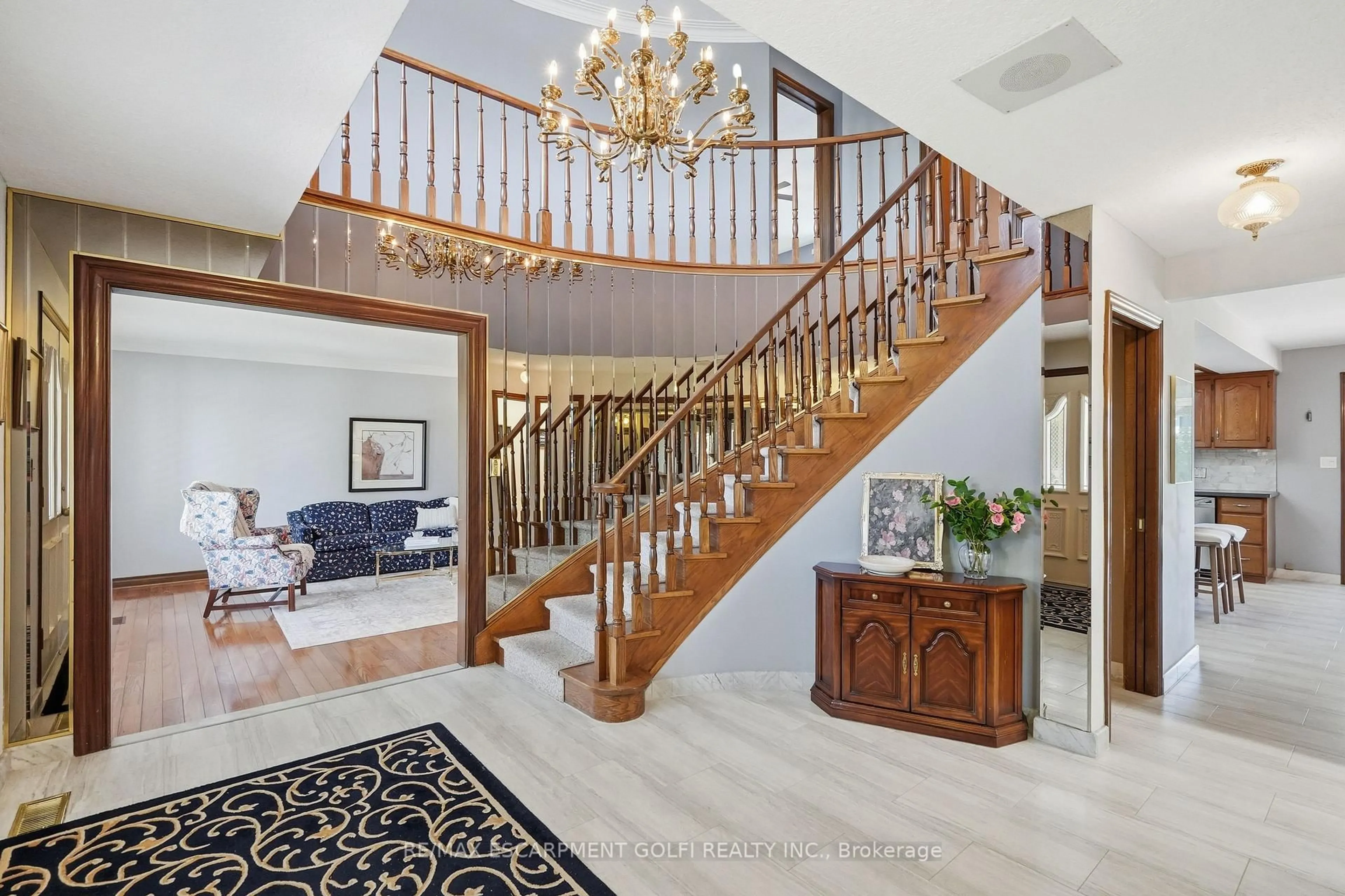 Indoor foyer for 24 Renfrew Dr, Thorold Ontario L2V 4E7