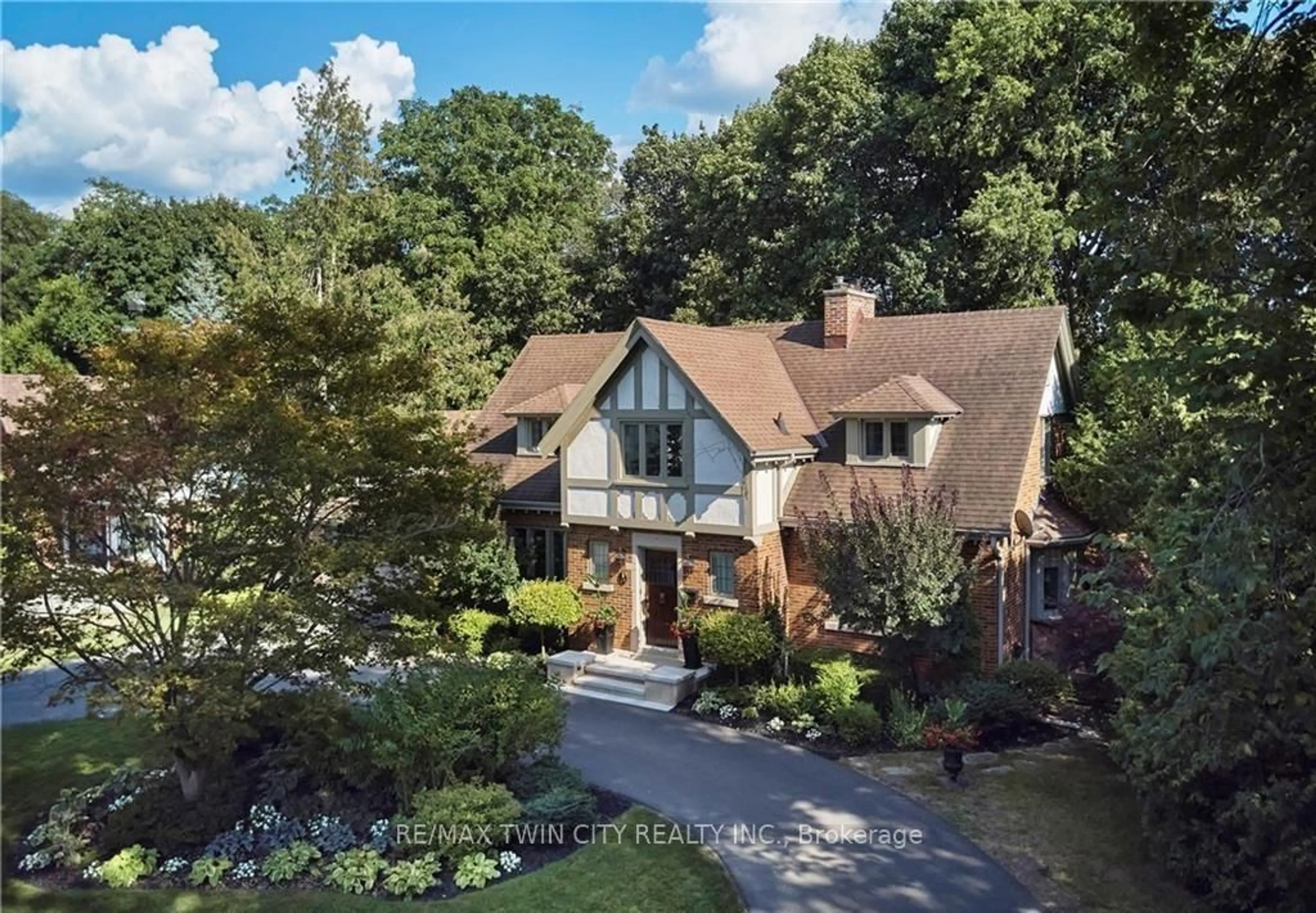 A pic from outside/outdoor area/front of a property/back of a property/a pic from drone, street for 19 Inwood Dr, Brantford Ontario N3T 5J5