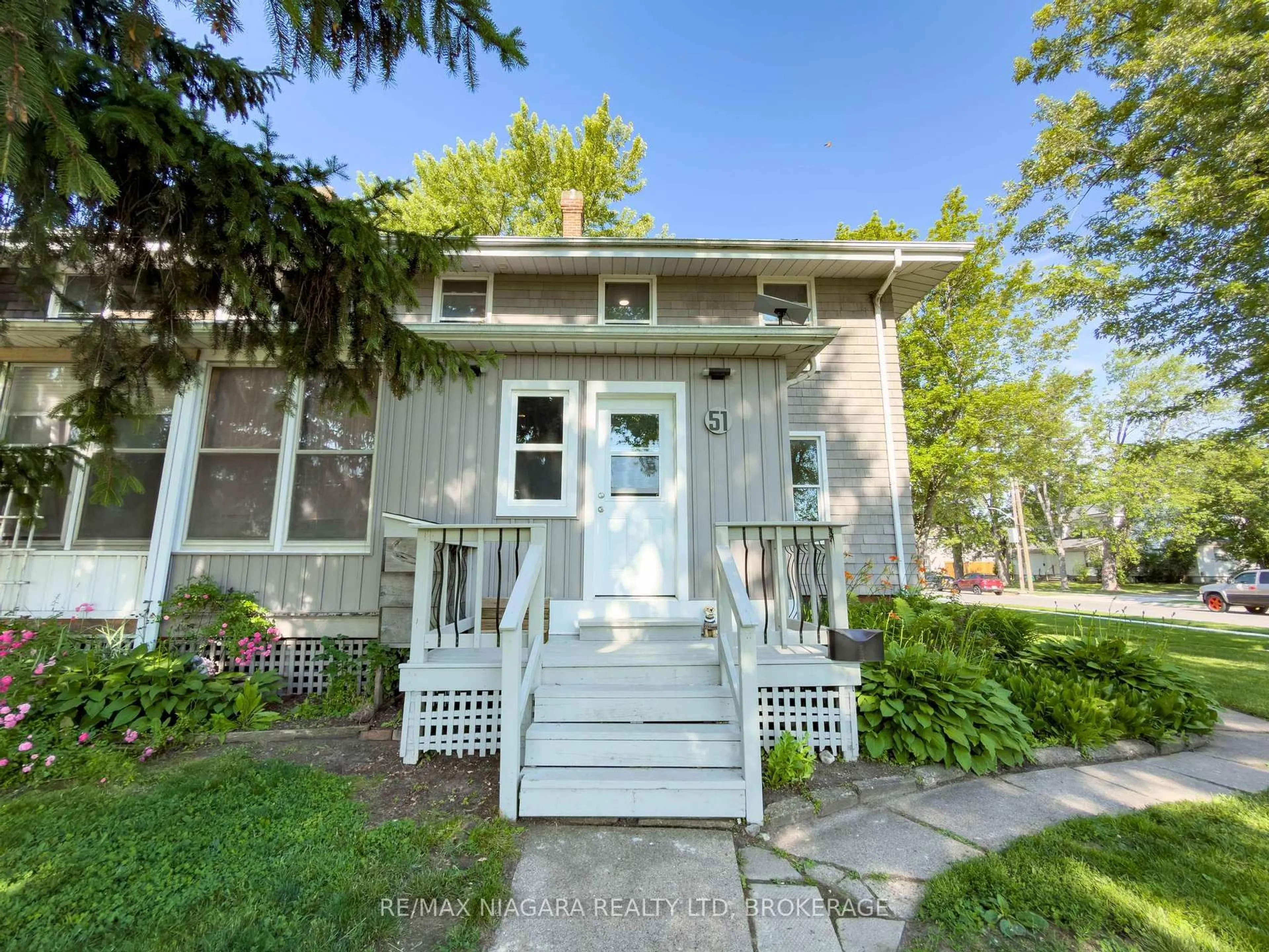 Home with vinyl exterior material, street for 51 Plymouth Rd, Welland Ontario L3B 3C5