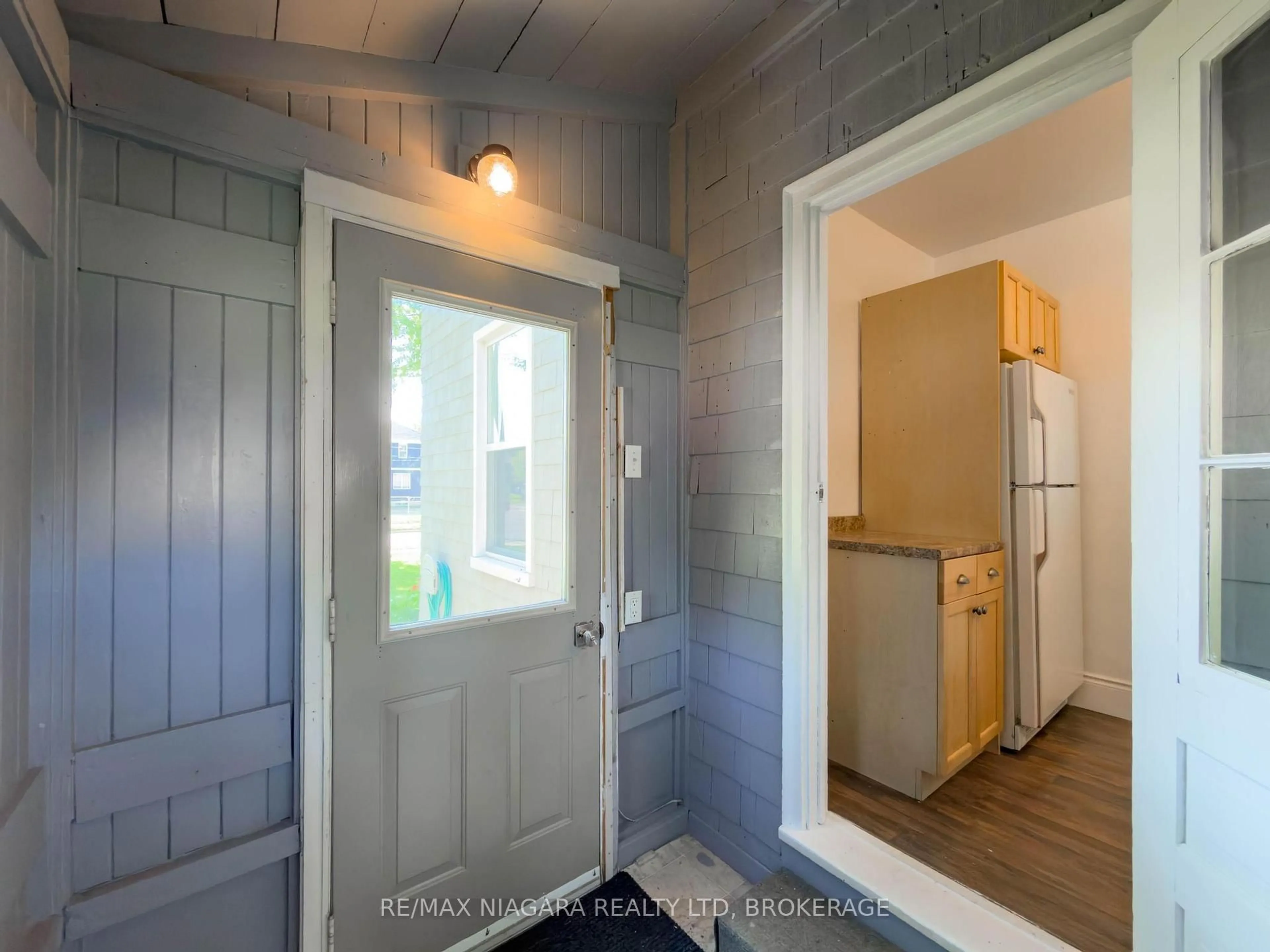 Indoor entryway for 51 Plymouth Rd, Welland Ontario L3B 3C5