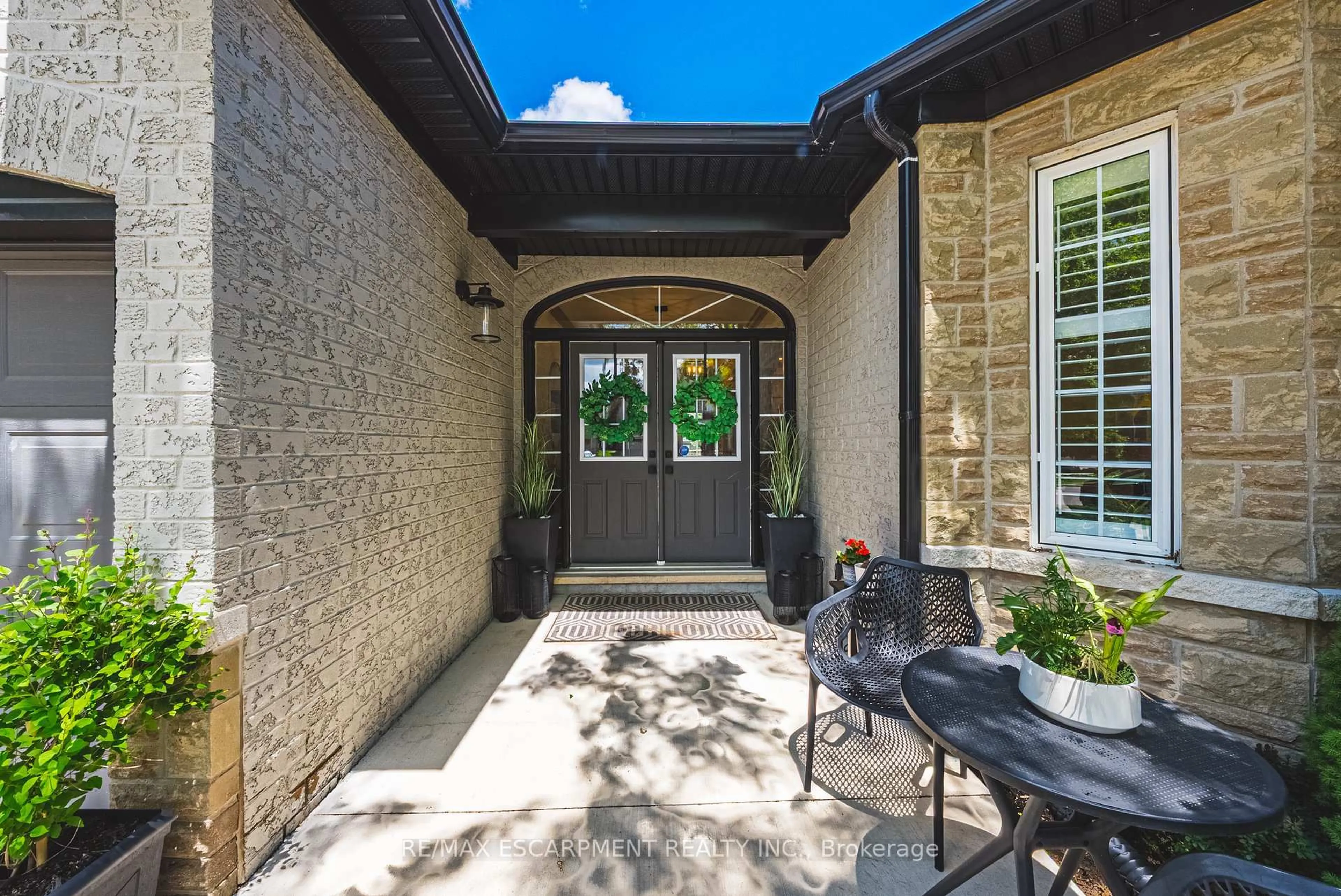Indoor entryway for 32 Kopperfield Lane, Hamilton Ontario L0R 1W0