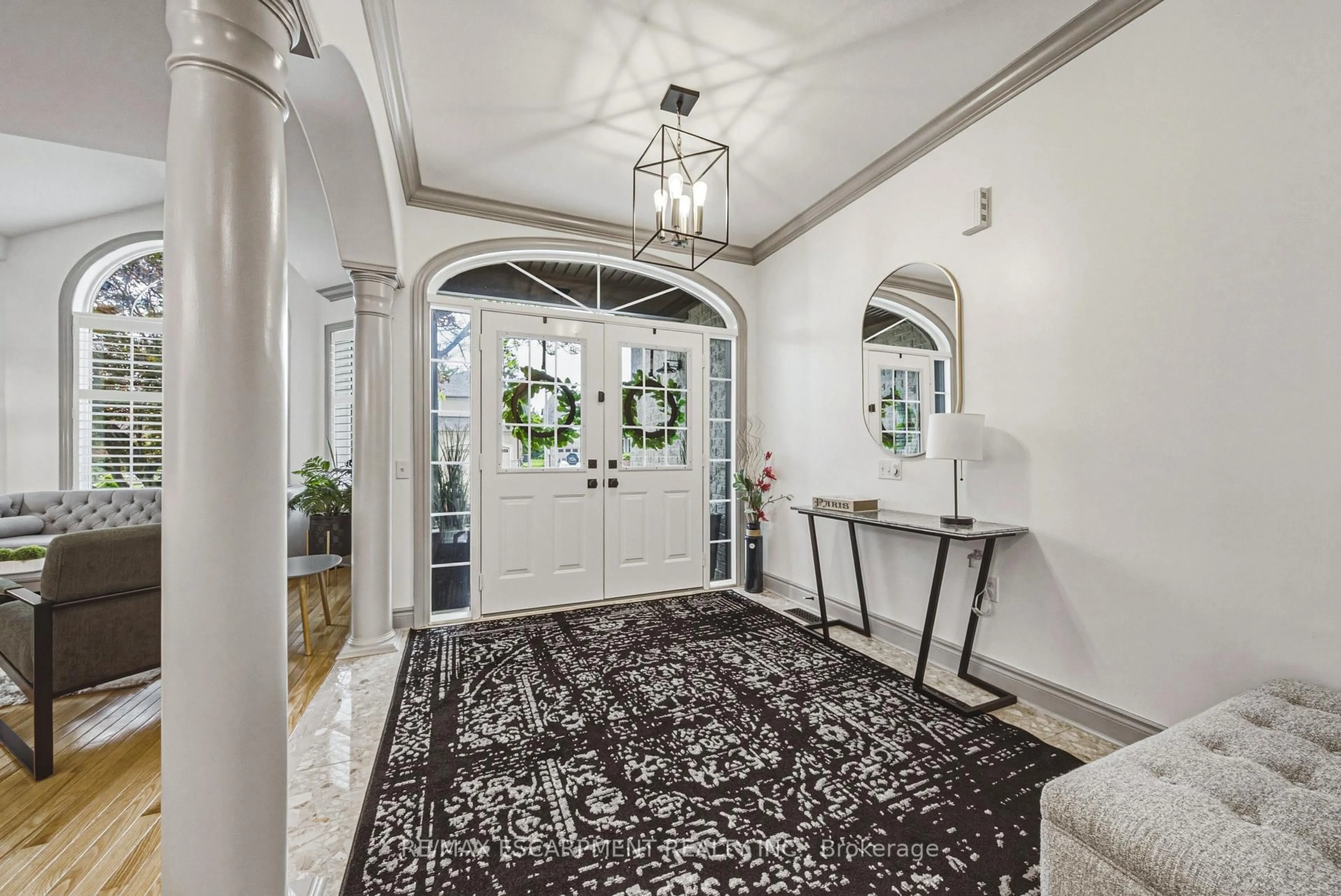 Indoor entryway for 32 Kopperfield Lane, Hamilton Ontario L0R 1W0