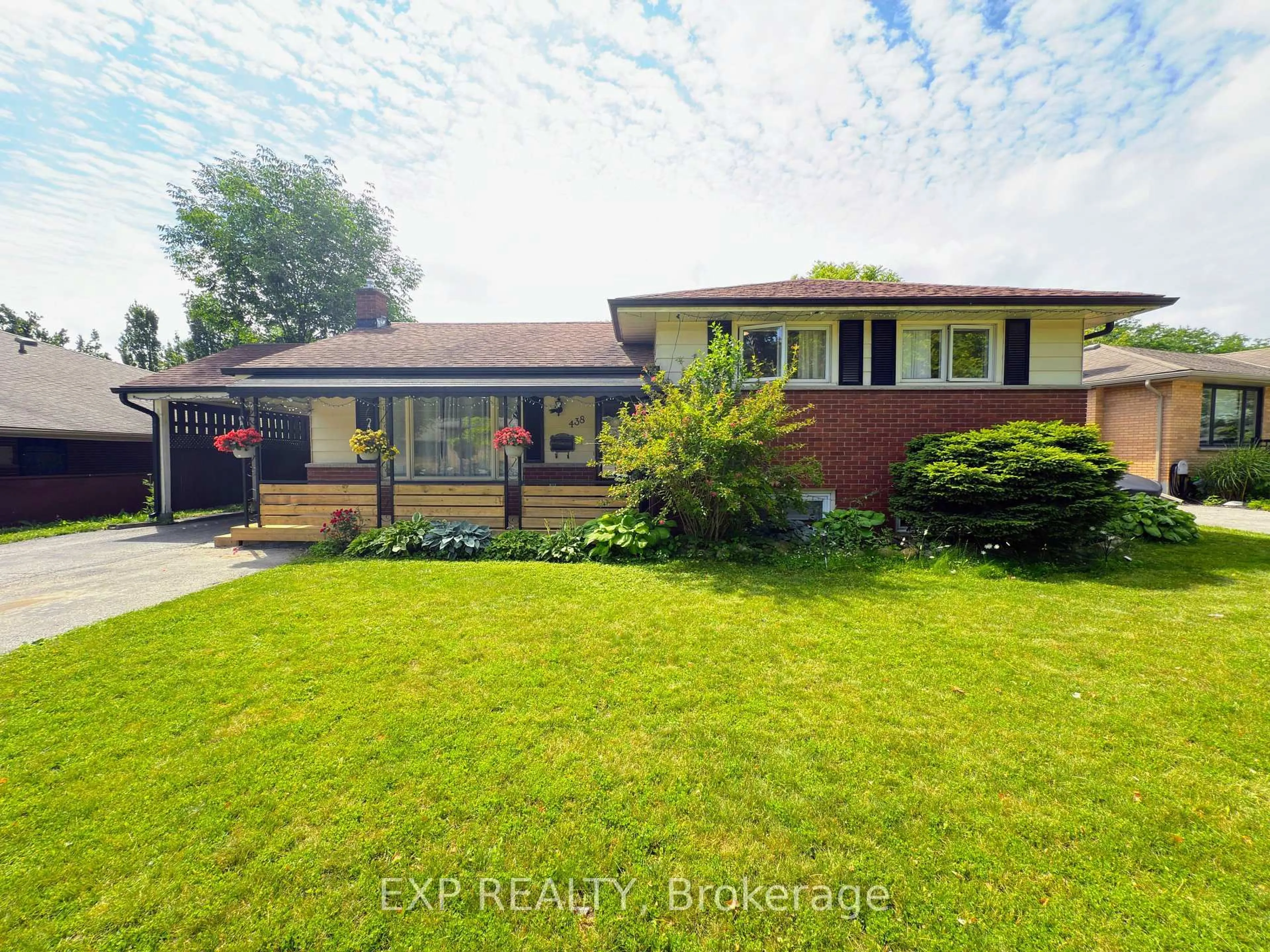A pic from outside/outdoor area/front of a property/back of a property/a pic from drone, street for 438 Magnolia Cres, London East Ontario N5Y 4S9