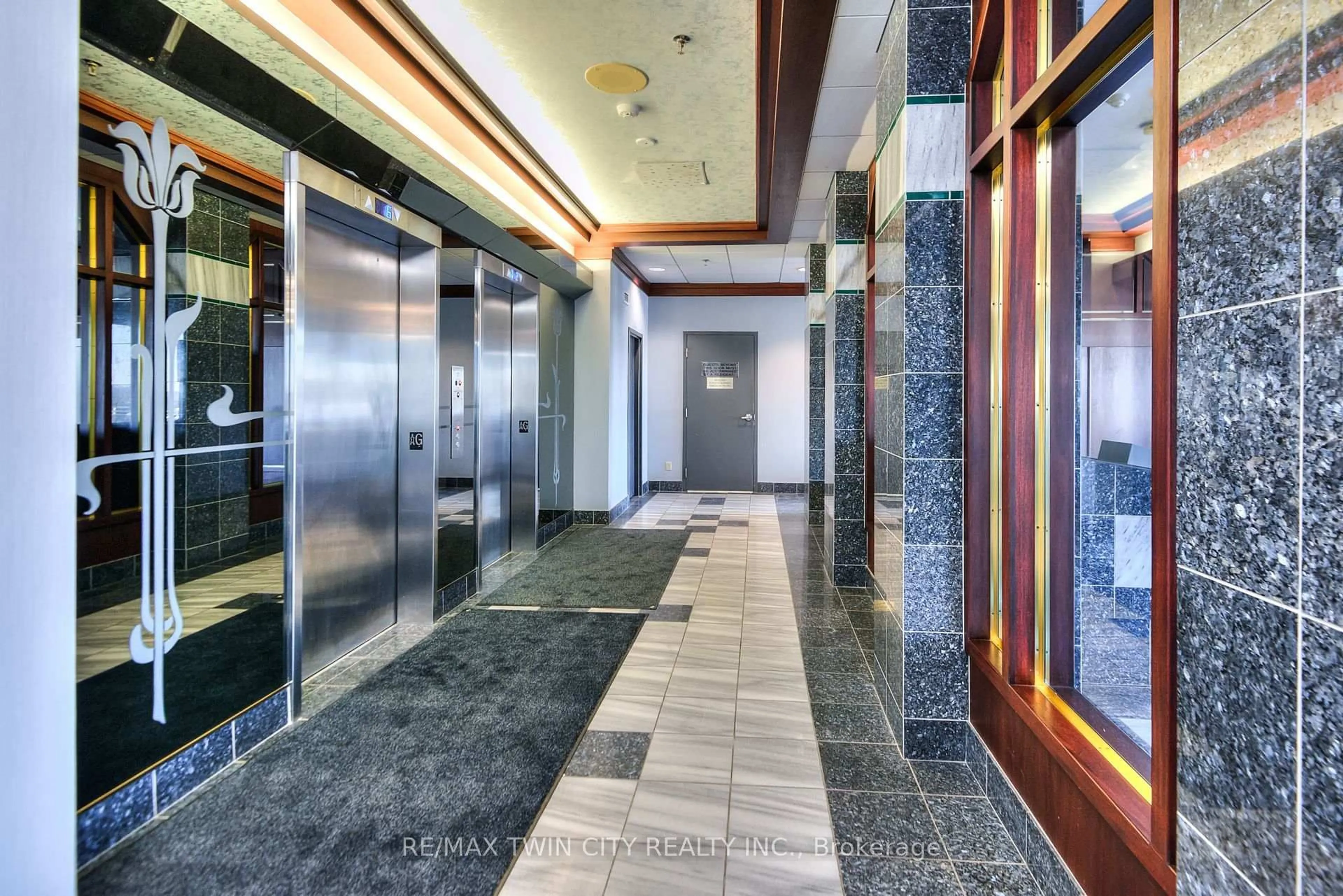 Indoor foyer for 190 Hespeler Rd #905, Cambridge Ontario N1R 8B8