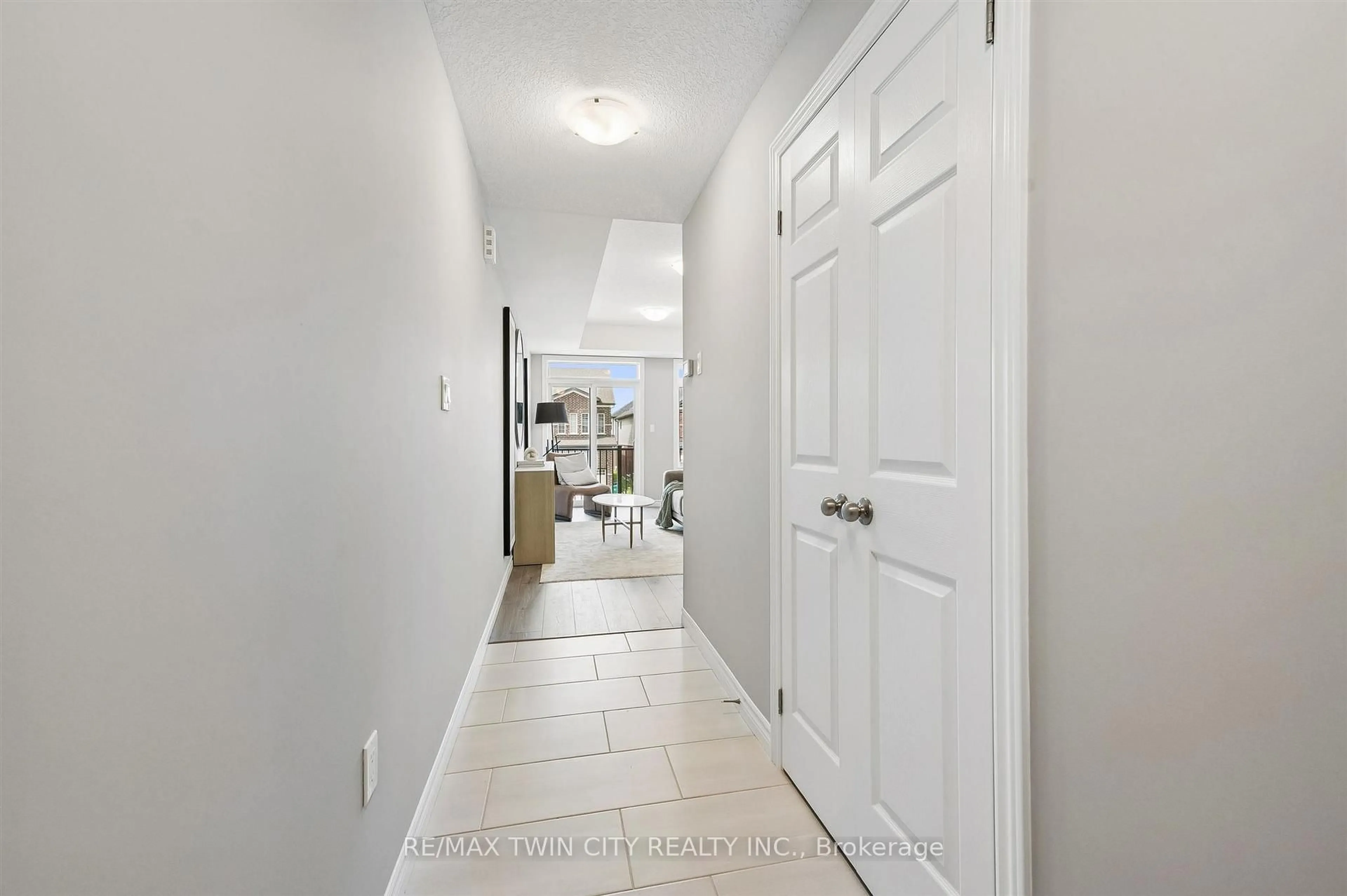 Indoor entryway for 9 LOMOND Lane, Kitchener Ontario N2R 0T6