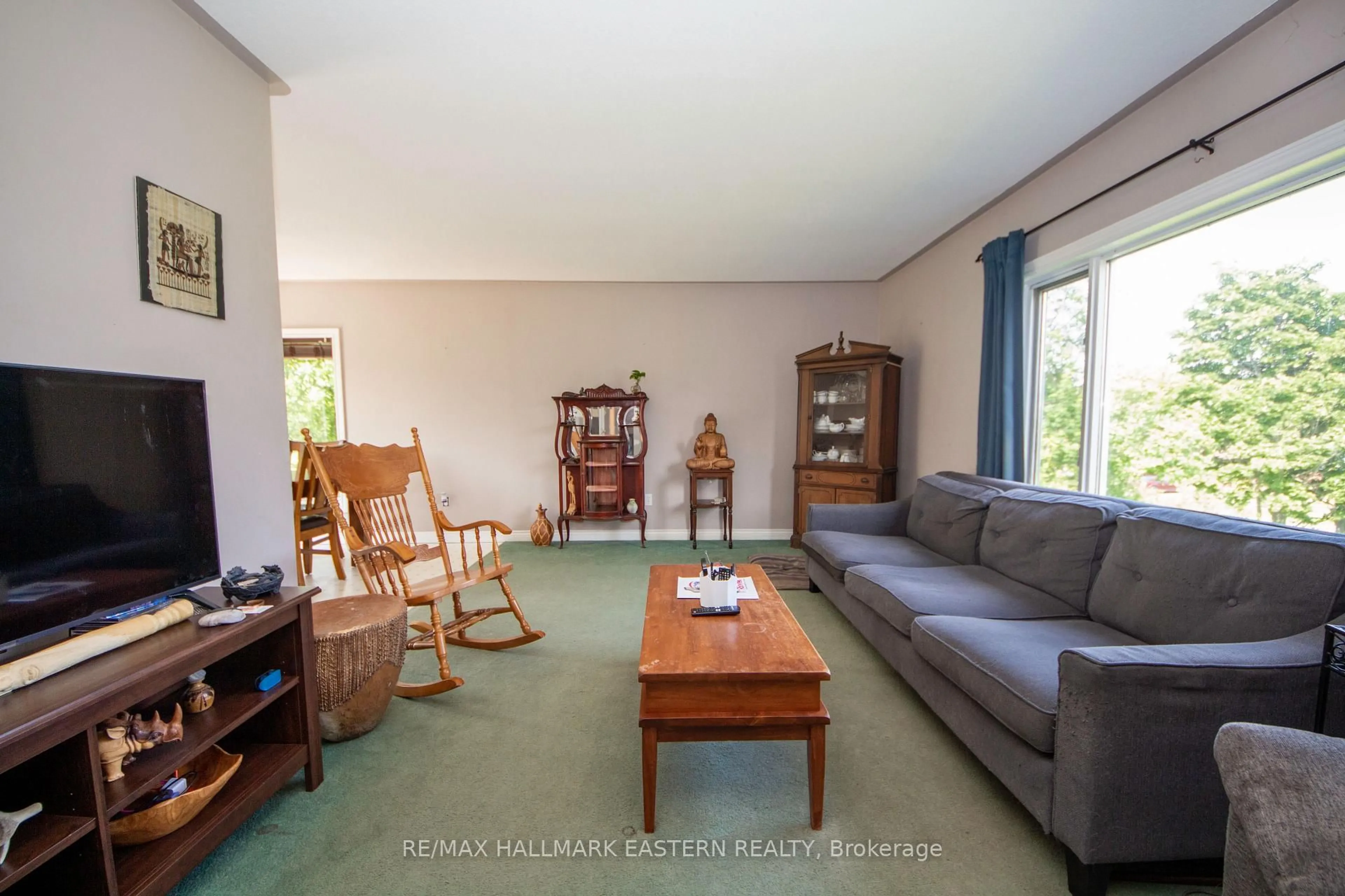 Living room with furniture, unknown for 945 Highland Rd, Selwyn Ontario K0L 1H0
