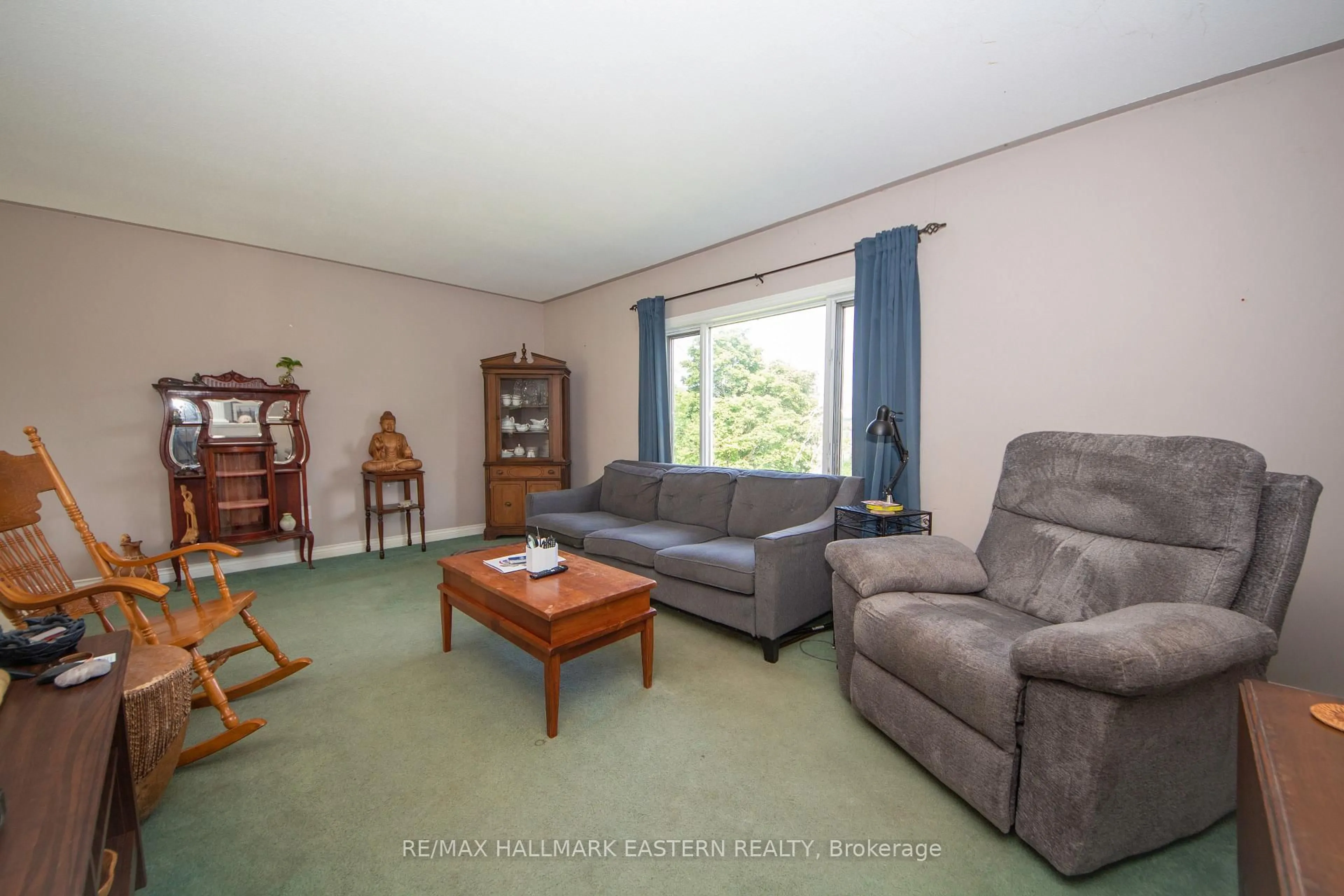 Living room with furniture, unknown for 945 Highland Rd, Selwyn Ontario K0L 1H0
